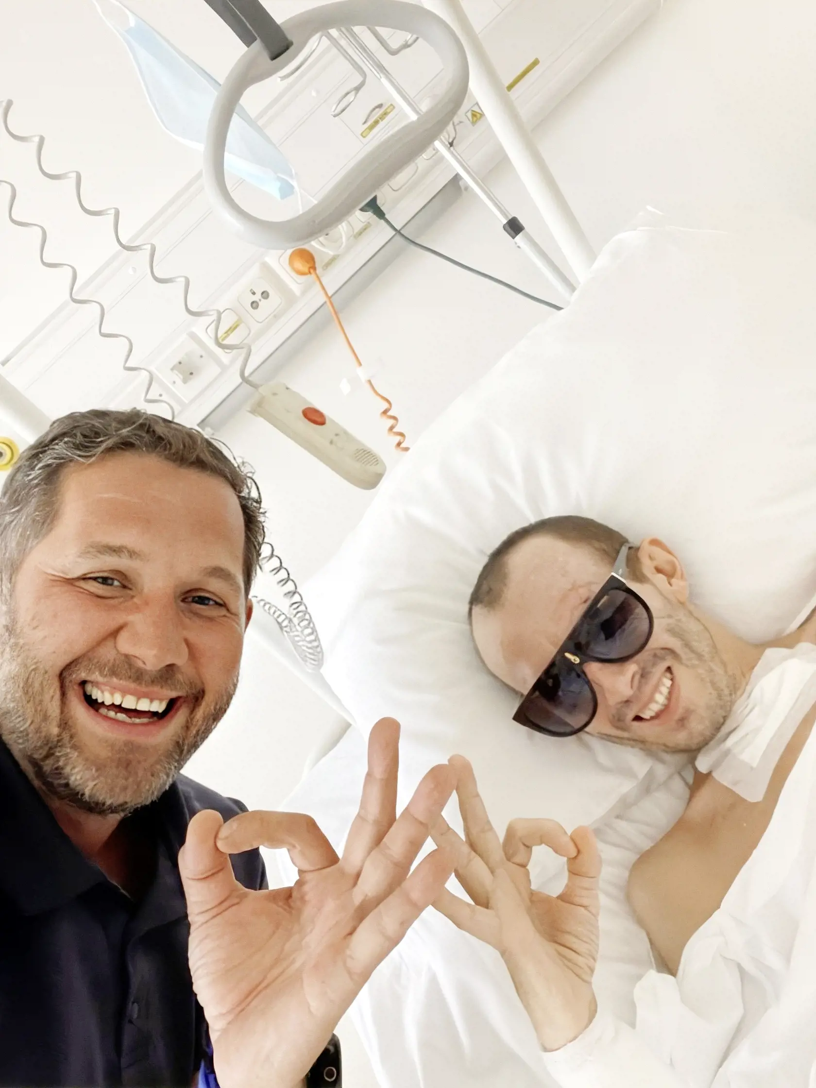 Bývalého moderátora navštívil v nitrianskej nemocnici aj bývalý niekdajší hokejový brankár a kamarát  Ján Lašák.