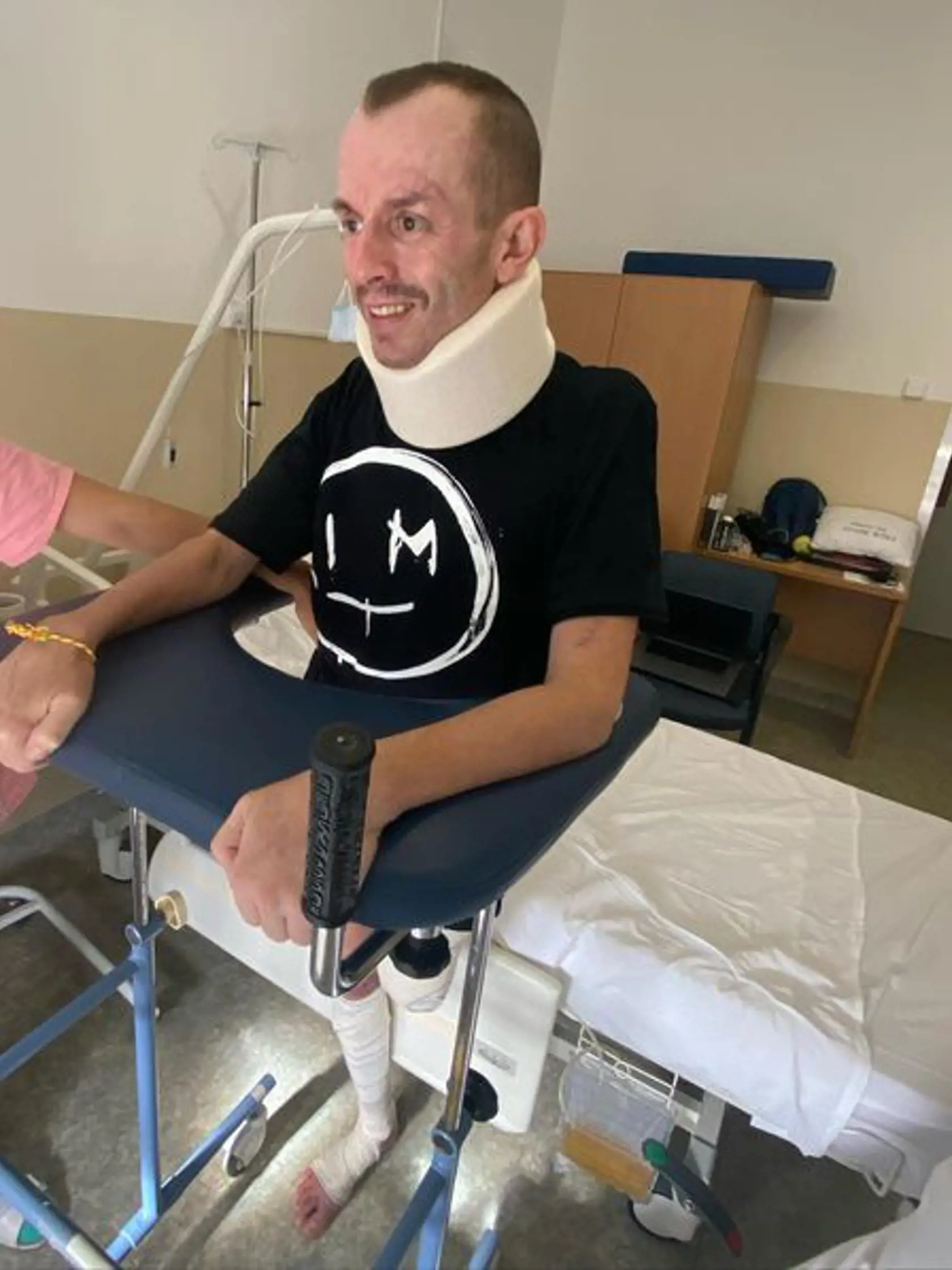 Bývalý moderátor, ktorého prišli do nemocnice osobne podporiť šprintér Ján Volko, futbalista Juraj Kucka, či niekdajší hokejový brankár Ján Lašák, nevníma to, čo sa mu stalo ako tragédiu či niečo desivé alebo strašidelné. „Pozerám sa na to tak, že čo mi chcel tým život povedať a nad druhej strane, čo si z toho viem vziať v pozitívnom zmysle slova."