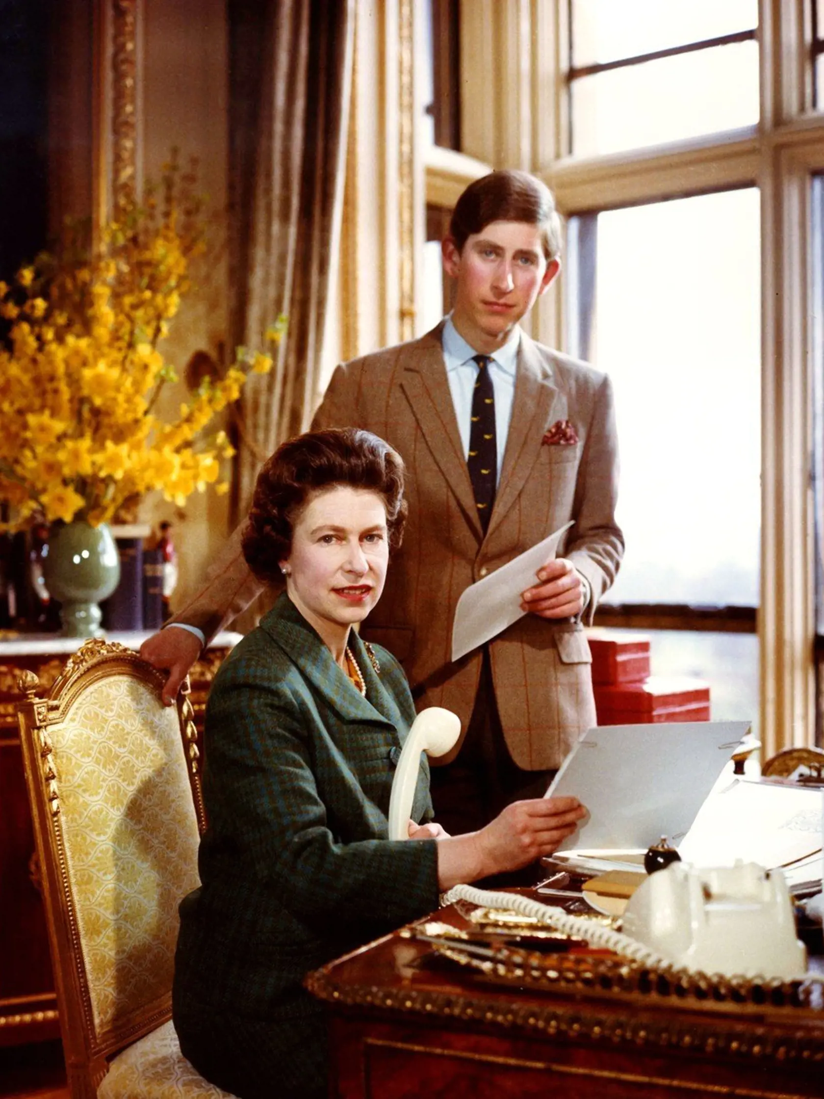 Kráľovná Alžbeta II. a princ Charles v roku 1969.