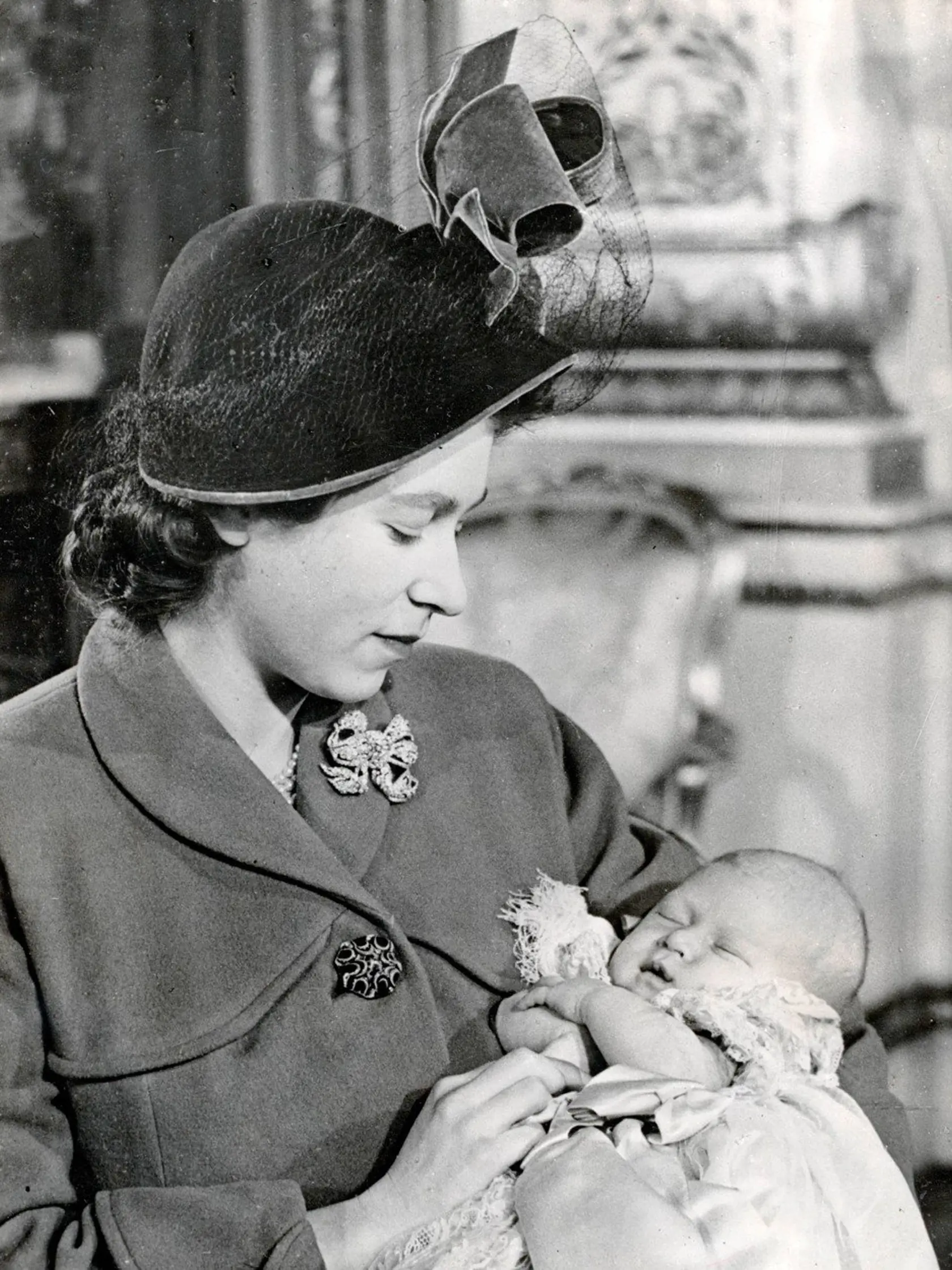 Princezná Elizabeth s maličkým princom Charlesom 16. decembra 1948.