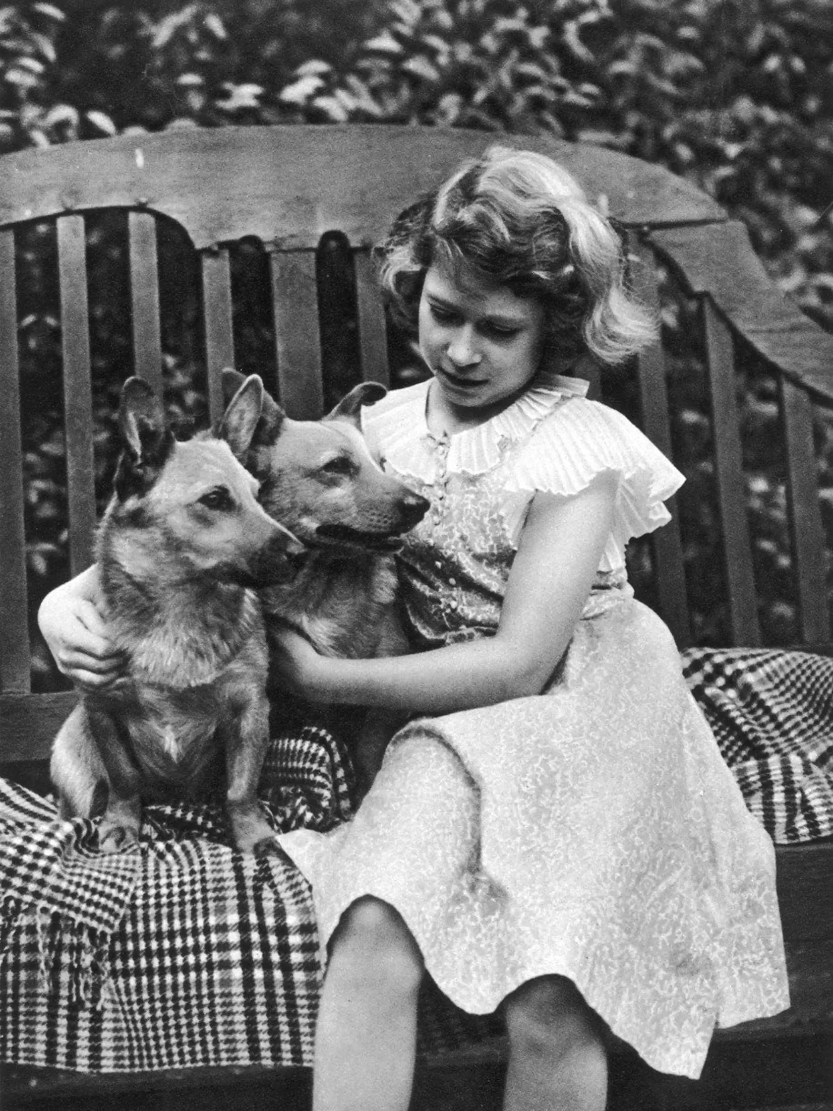 Princezná Elizabeth so svojími psíkmi v roku 1936.