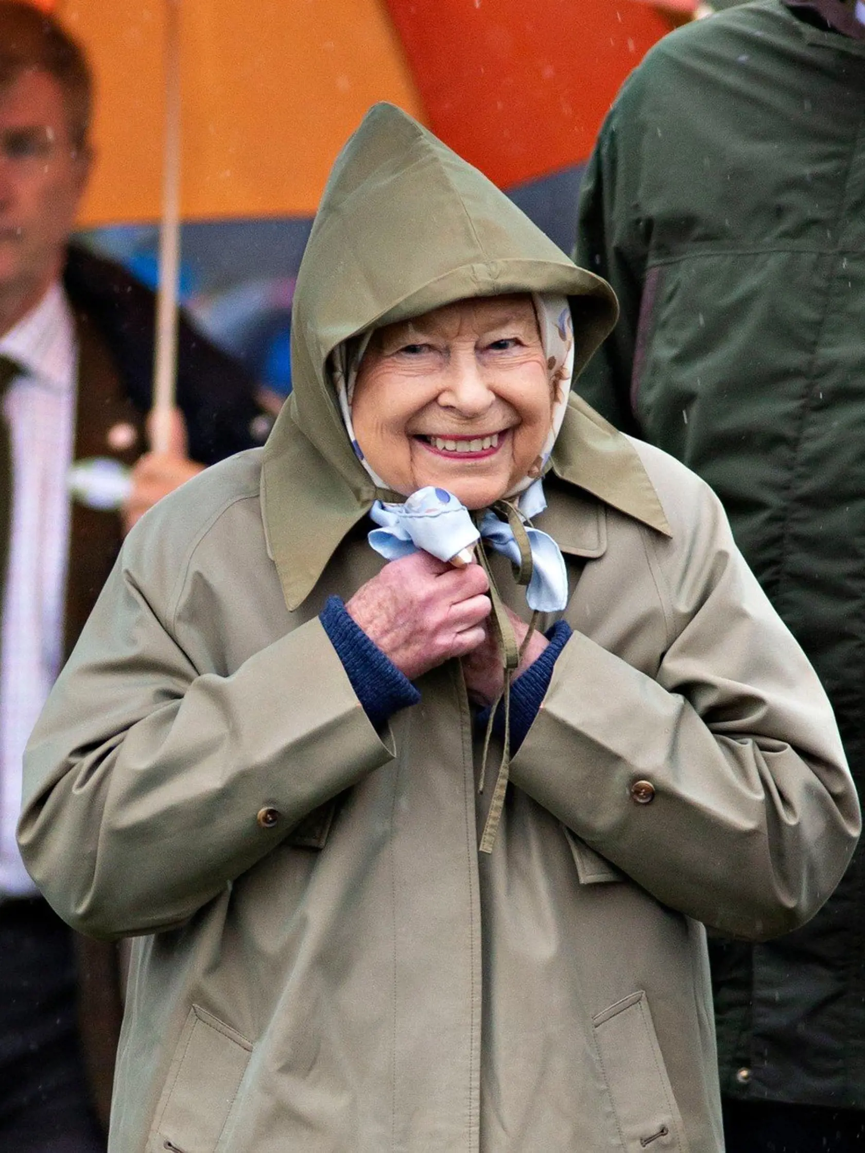 Na pretekoch koní Windsor Horse Show často prší, ale kráľovnú to nezaskočí. Medzi súťažiacimi totiž má svoje kone.