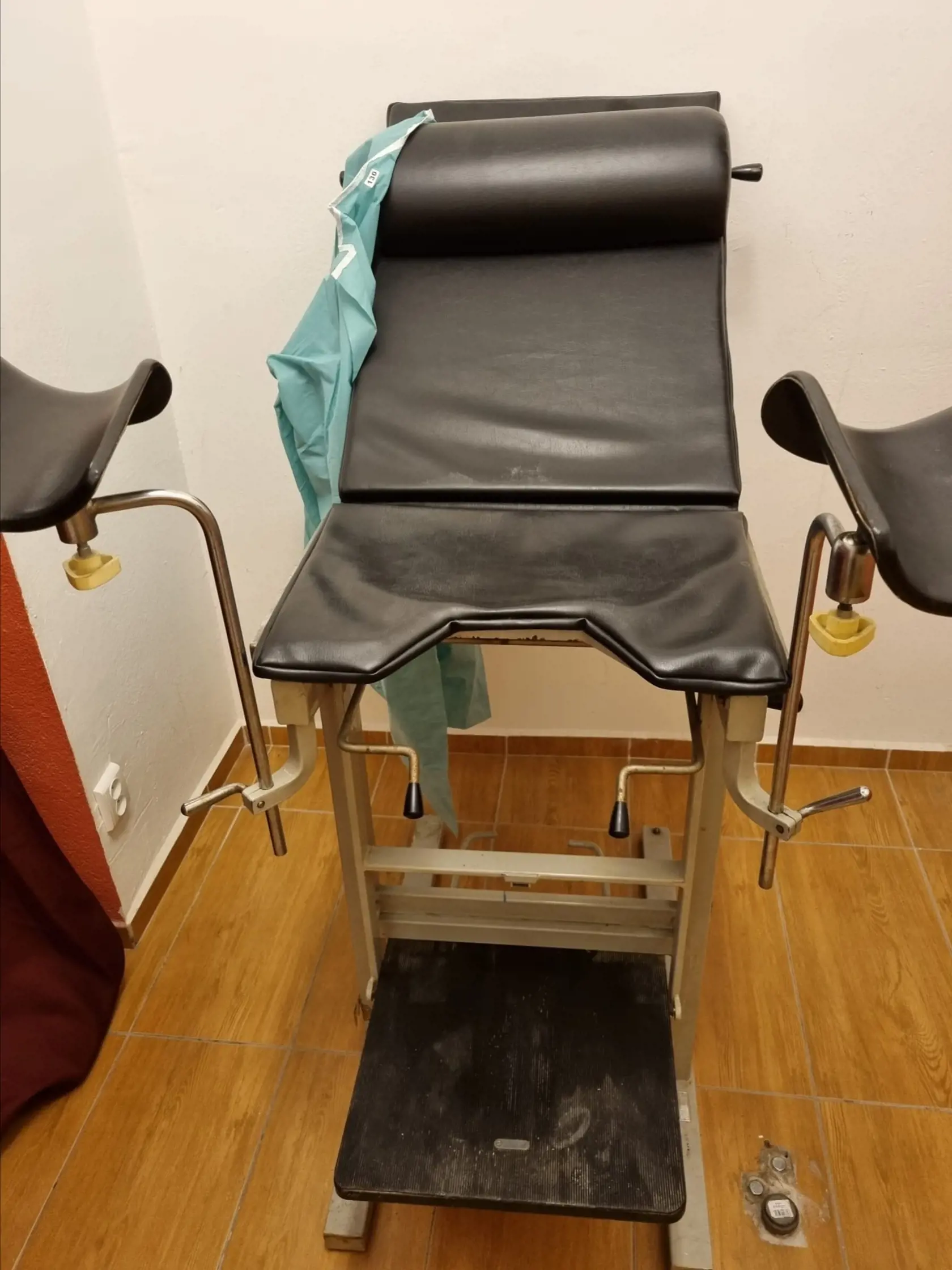 V mučiarni má aj gynekologické kreslo, ktoré slúži predovšetkým na análne a klinik hry, ktoré sú vcelku populárne a žiadané.