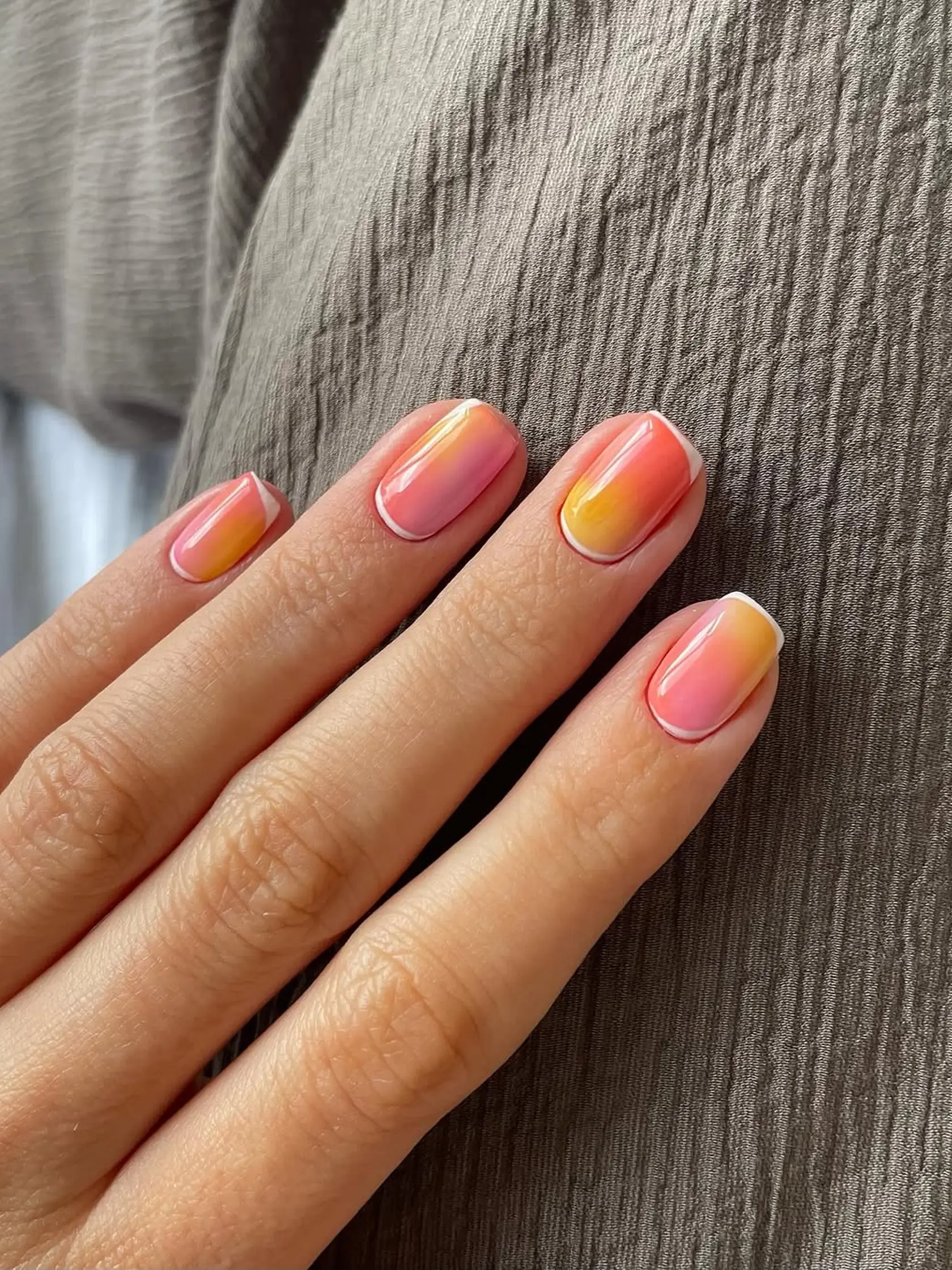 Sunset Ombre manikúra od @samantharudge.beauty