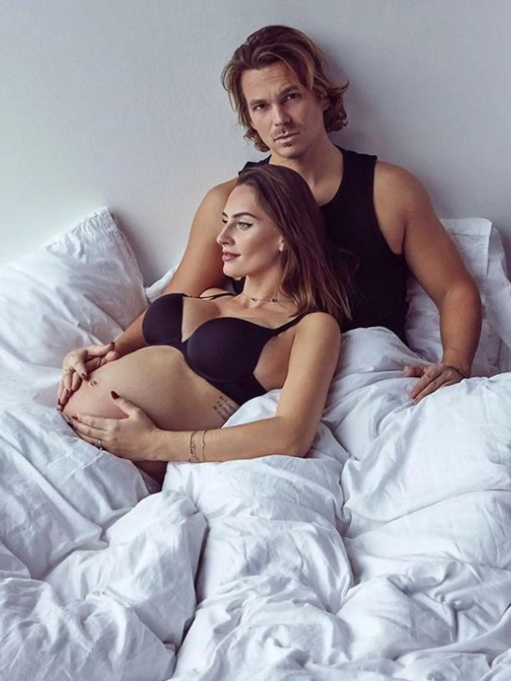 Monika Sakmanová so snúbencom Rakbym v čase, keď bola tehotná.