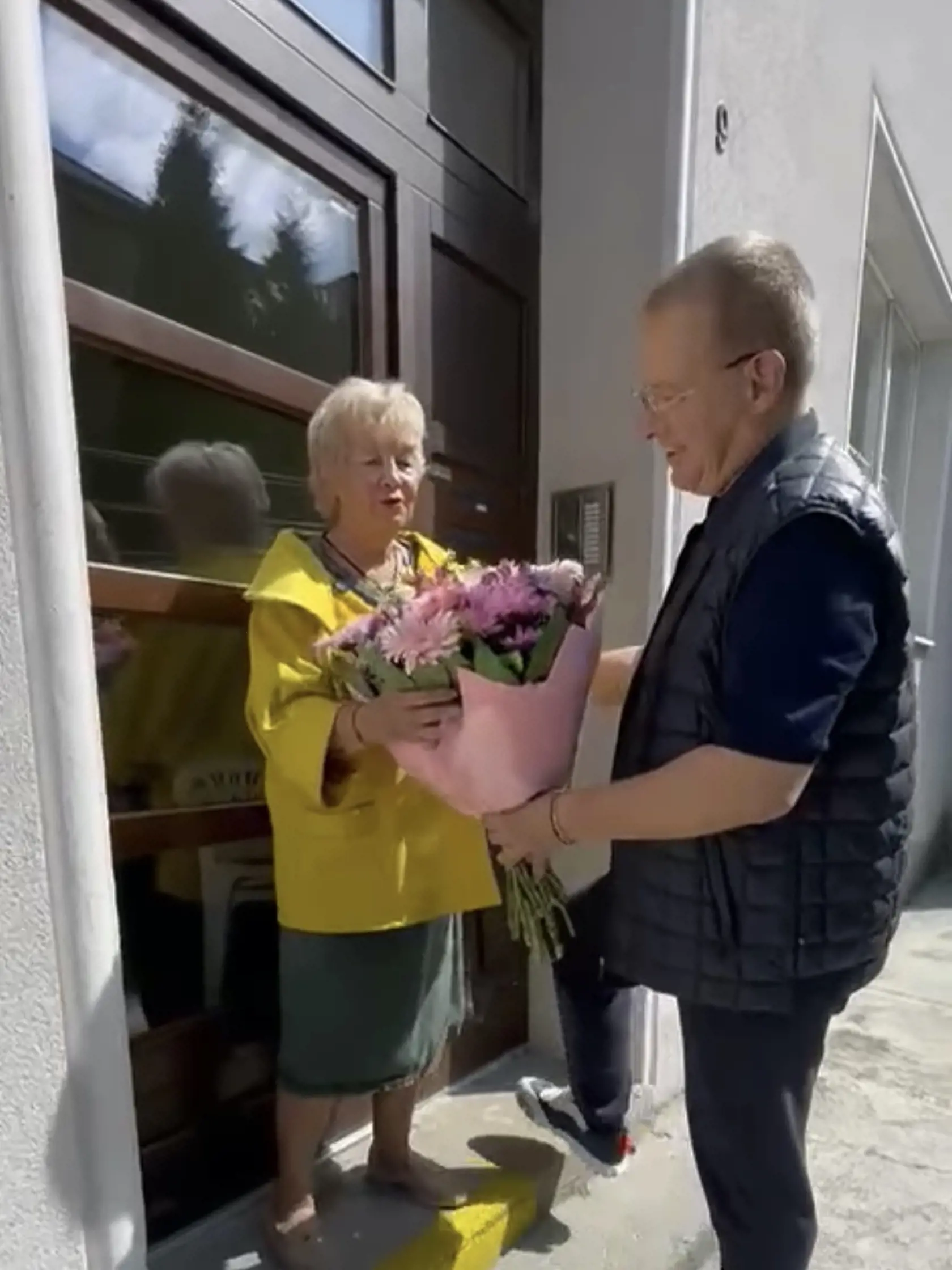 Boris Kollár na Den matiek prekvapil svoju milovanú mamičku kyticou. A mnohí si všimli, že na hlave má oveľa viac vlasov ako pred mesiacom.