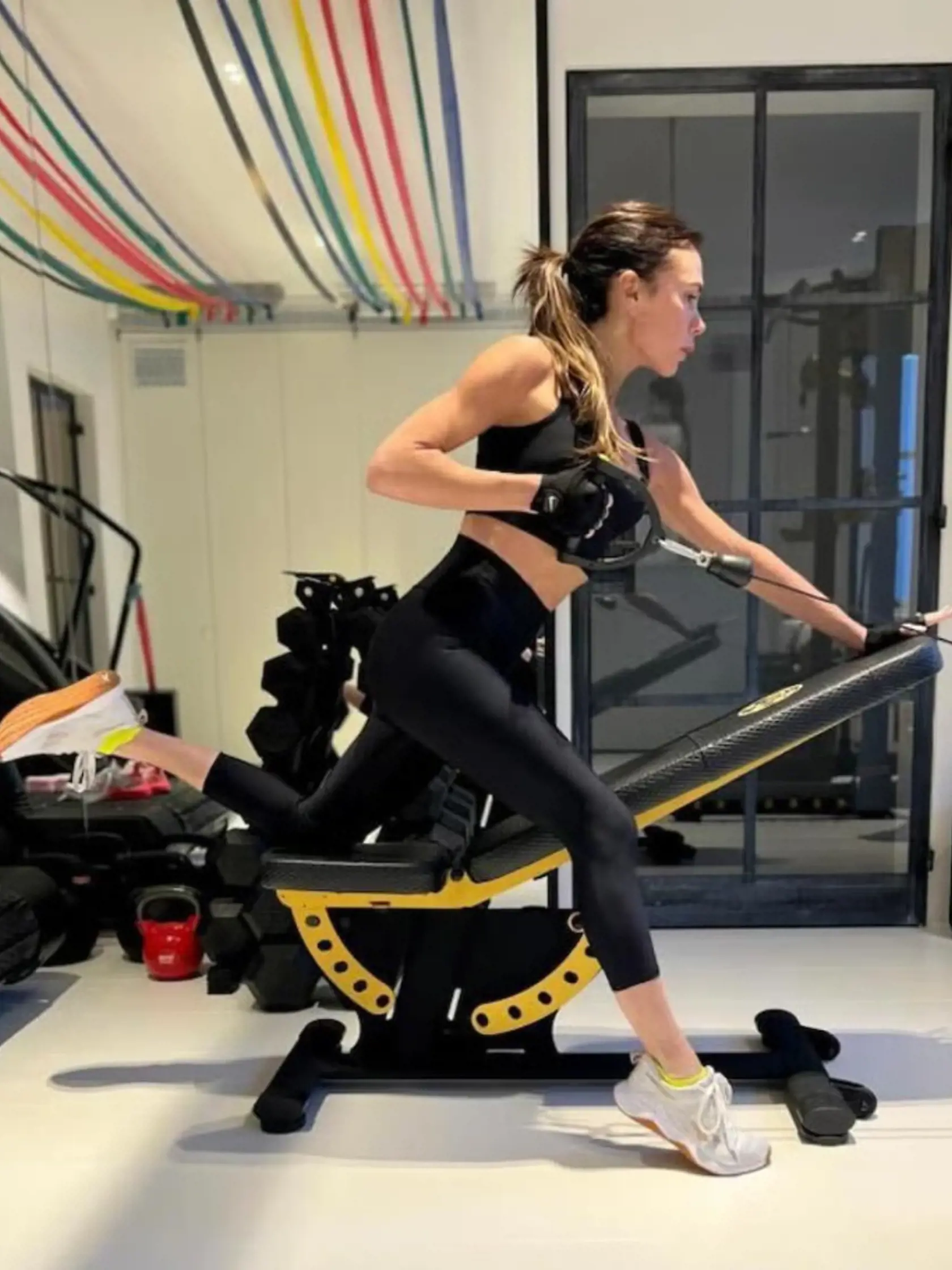 Victoria Beckham pred pár rokmi zaradila do svojej cvičebnej rutiny aj zdvíhanie závaží a ako povedala v 50-tke sa cíti silnejšia ako, keď mala 20.