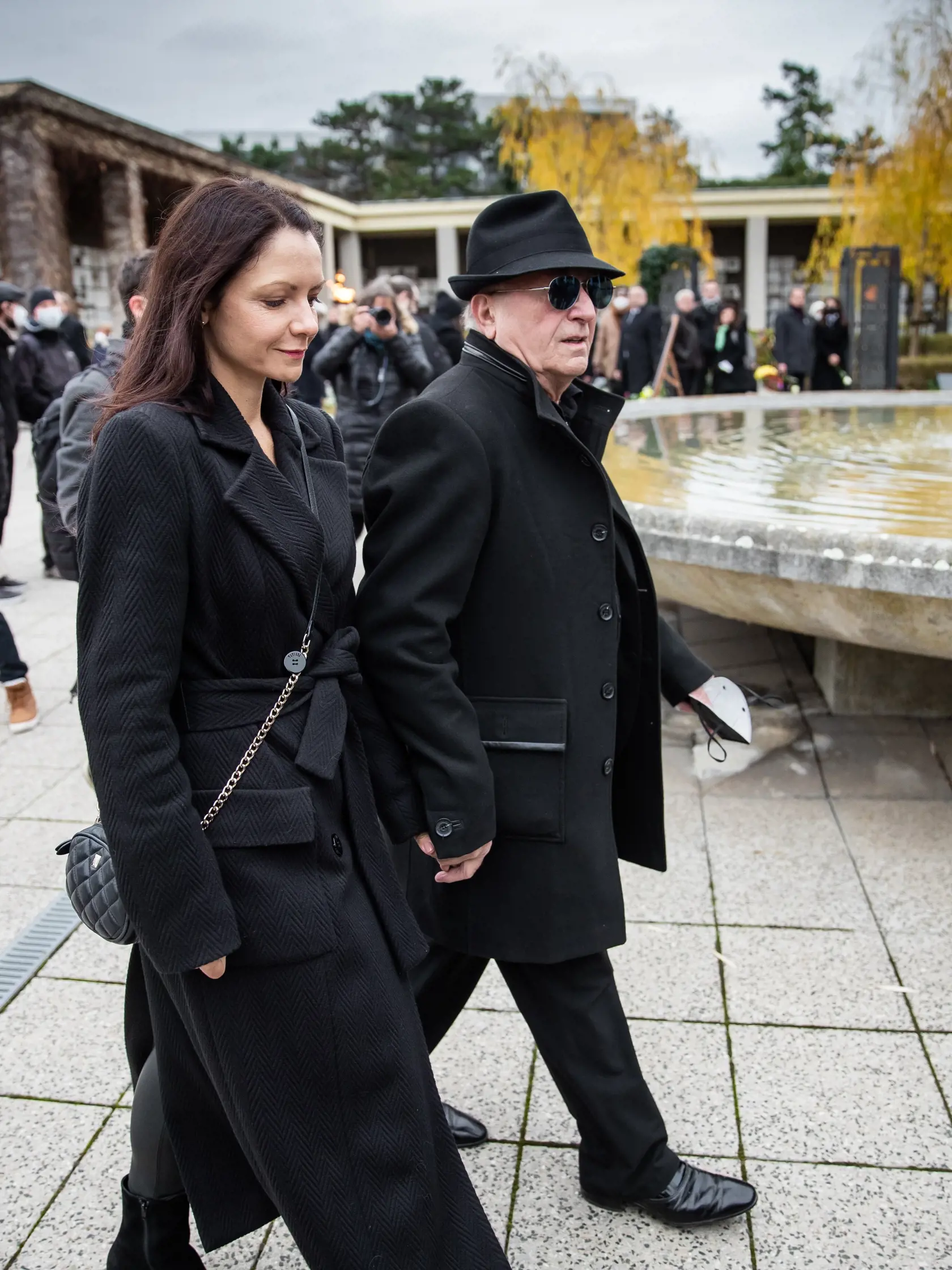 Pohreb speváka Miroslava Žbirku v pražskom krematóriu Strašnice. Na snímke Petr Janda s manželkou Alicou.