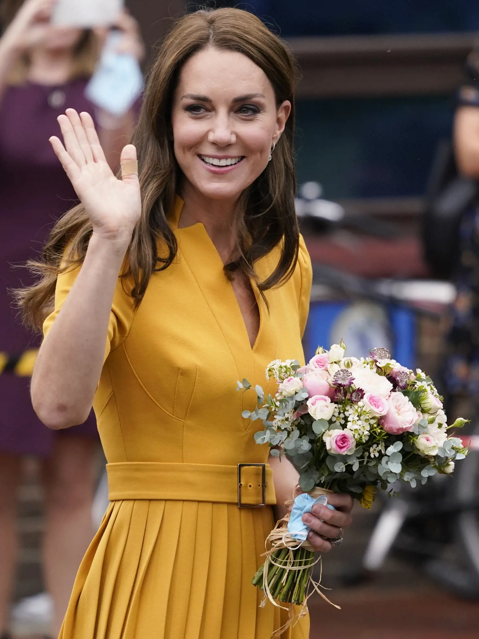Kate, princezná z Walesu odchádza po návšteve pôrodnice v nemocnici Royal Surrey County Hospital v britskom Guilforde.