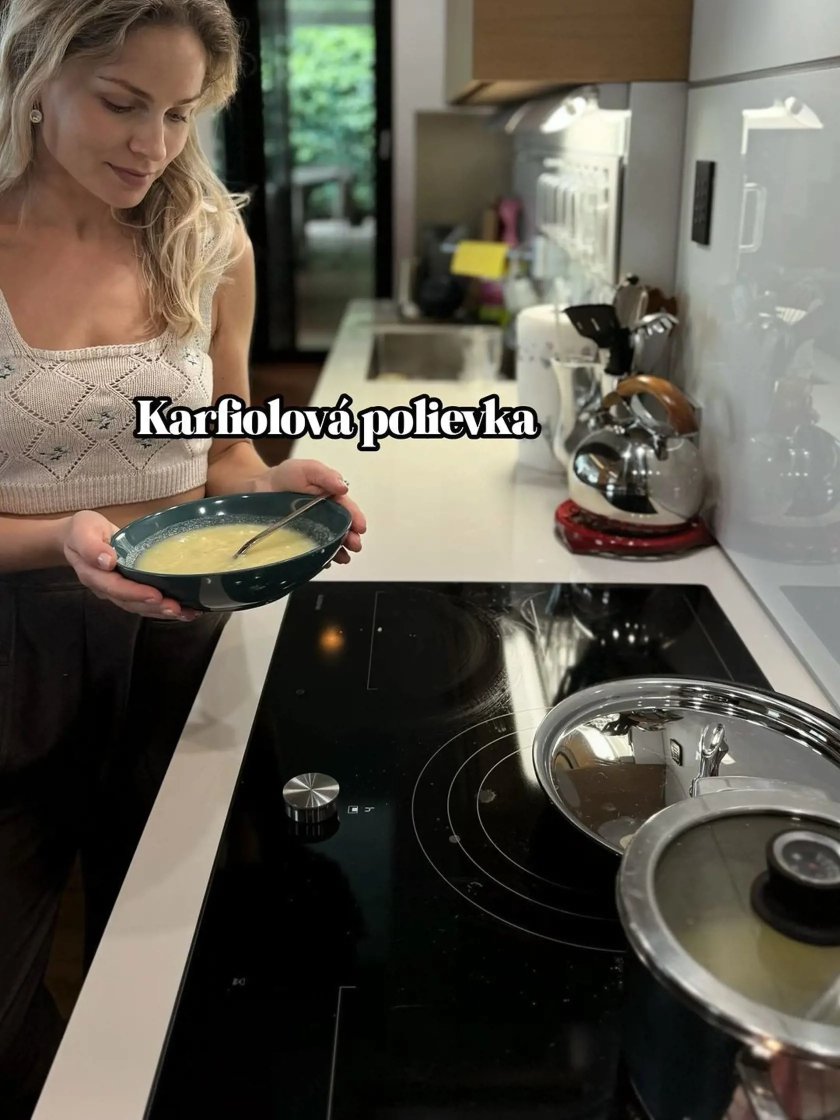 Ivana je skvelá kuchárka. Na svojom Instagrame zverejnila nedávno video a recept na prípravu jednoduchej karfiolovej polievky s pórom.