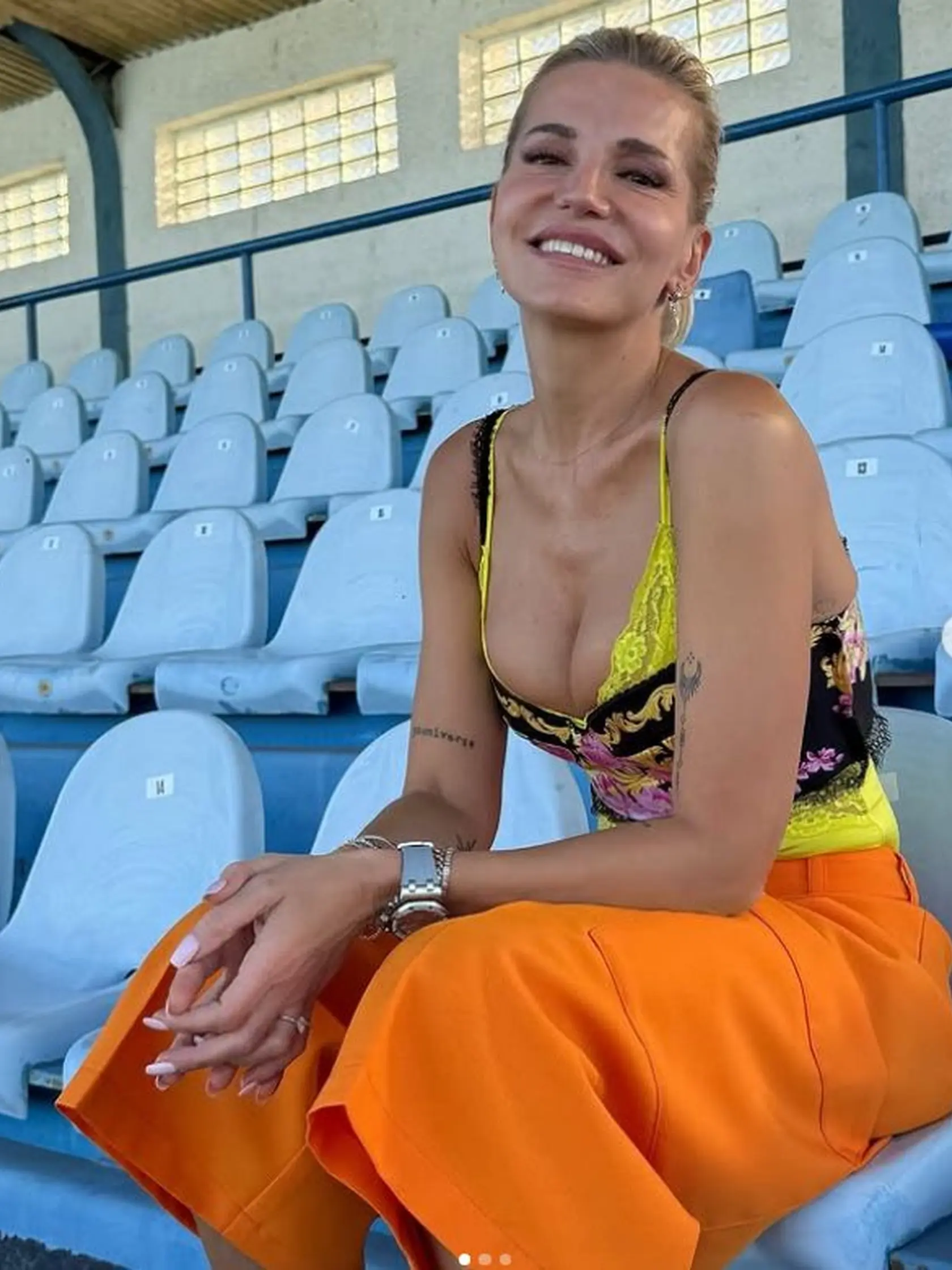Dara zaujala v pestrofarebnom sexi outfite.