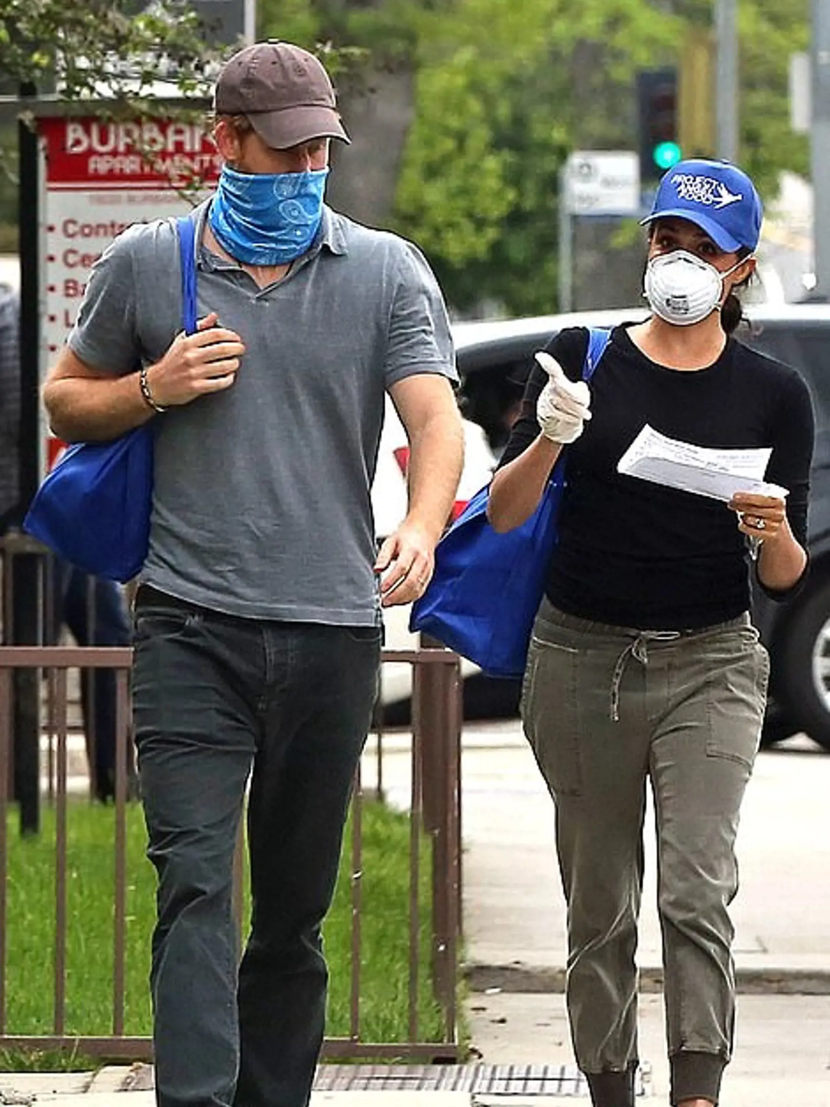 Harry a Meghan si náklonnosť prejavujú aj počas charitatívnej činnosti v Los Angeles.