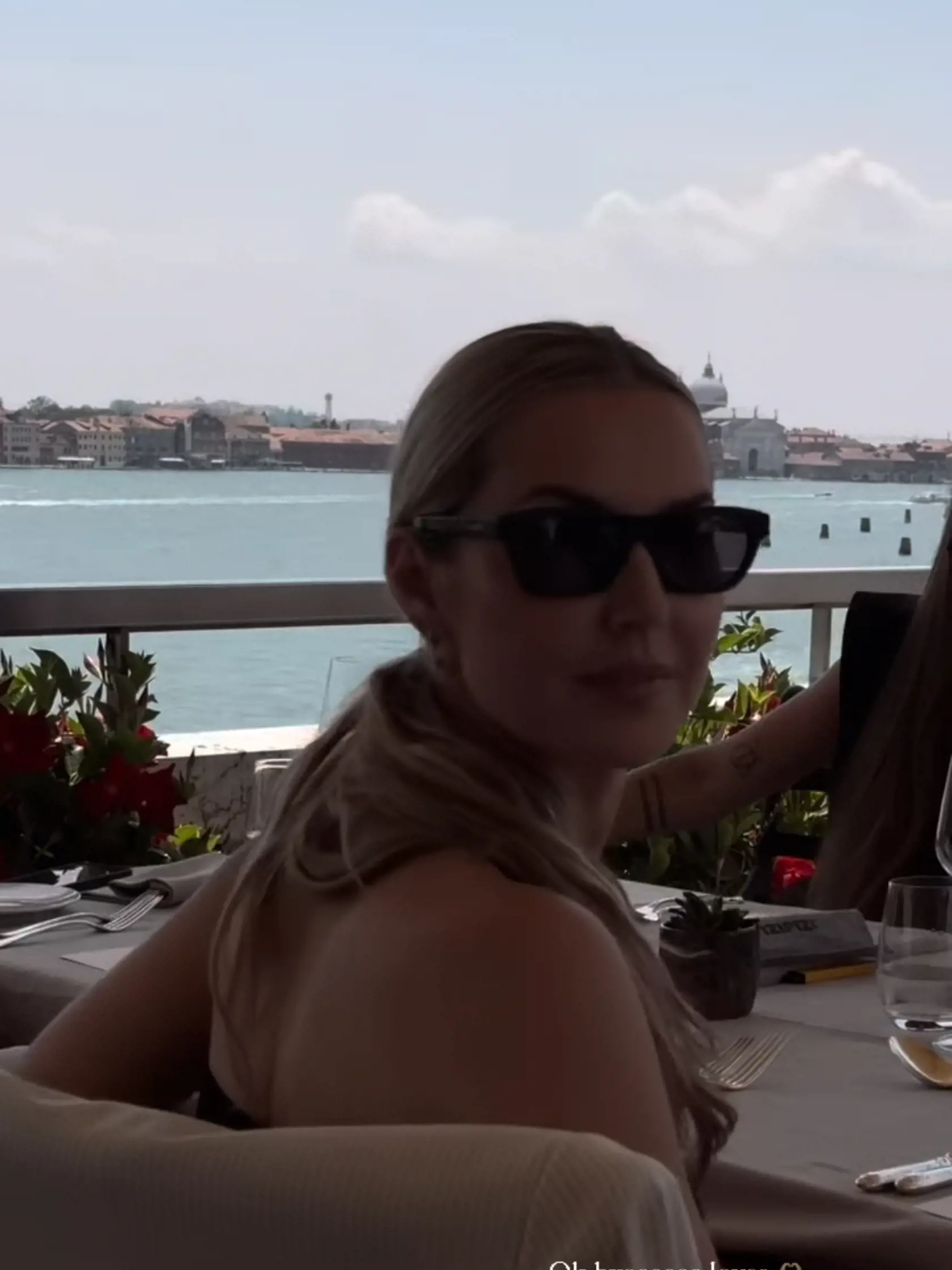 Cibulková s manželom a kamarátmi vymetajú v Benátkach luxusné podniky a na svoje si prídu aj fanúšikovia, s ktorými sa o zážitky delí na Instagrame.