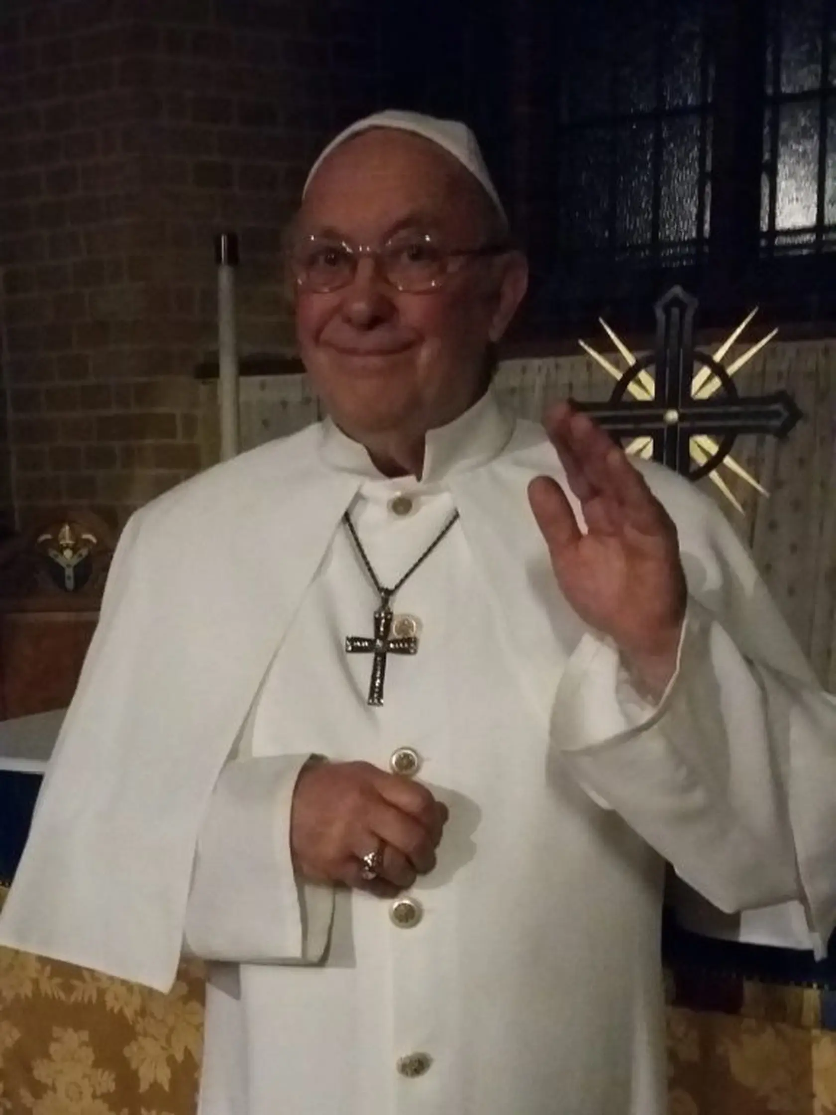 Ľudia mu tvrdia, že vyzerá ako pápež František.