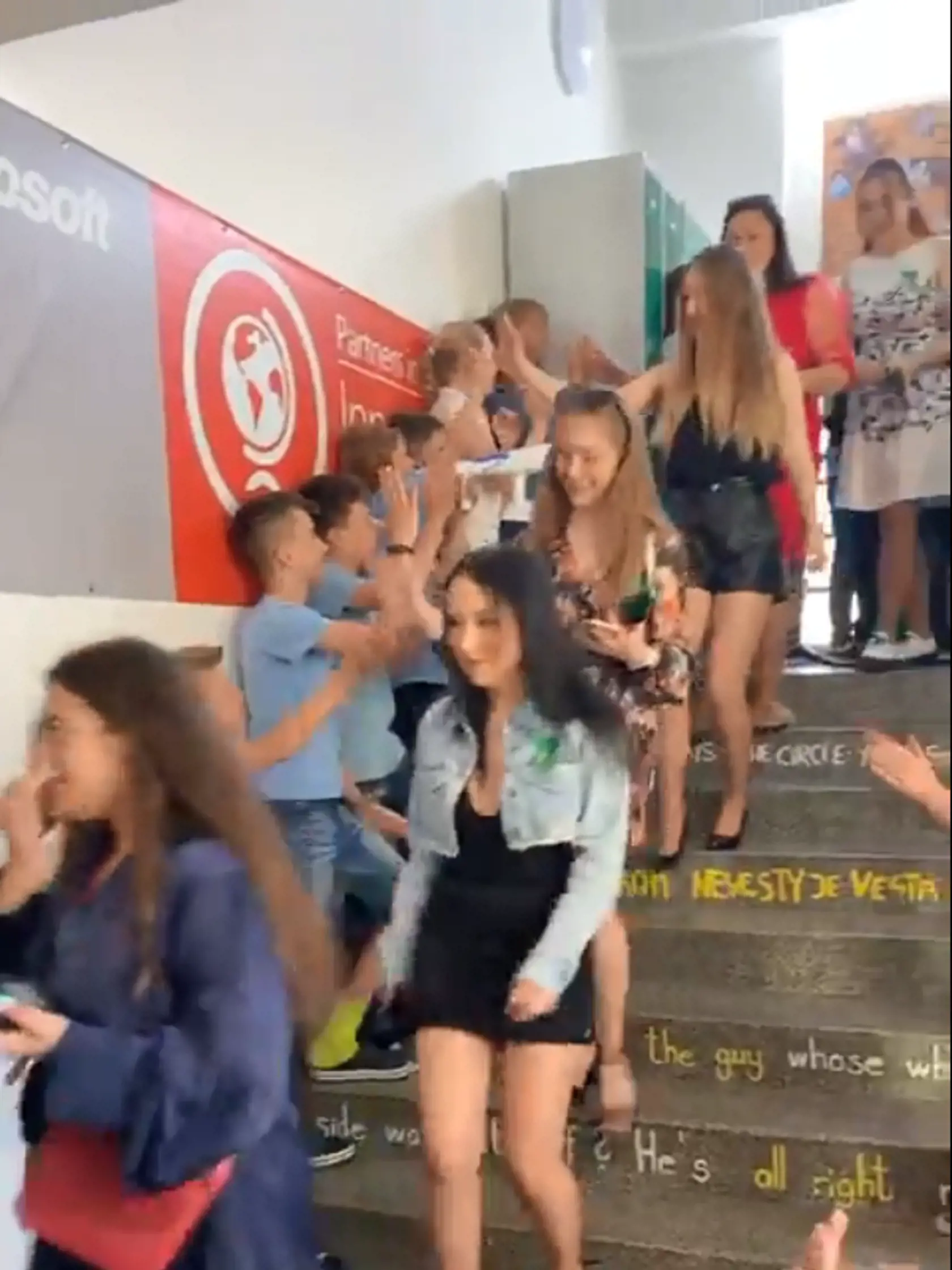 Pochôdzka po škole s tablom. Natália v čiernych minišatách a denimovej bundičke.