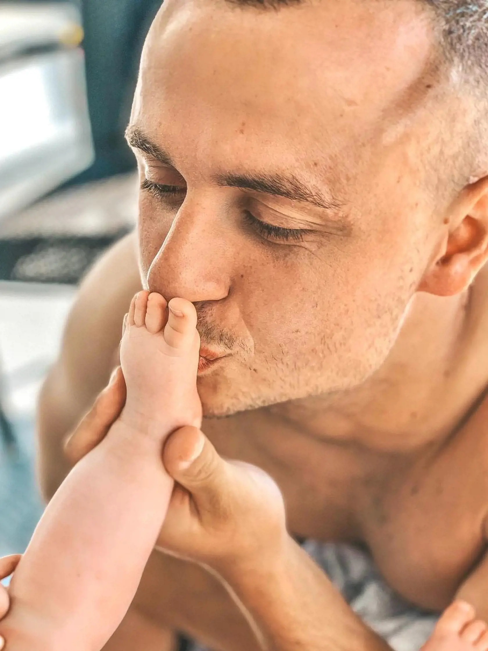 Stanislav Lobotka si chvíle s dcérkou a otcovské úlohy užíva. Aj takýmito rozkošnými zábermi sa vie pochváliť na instagrame.