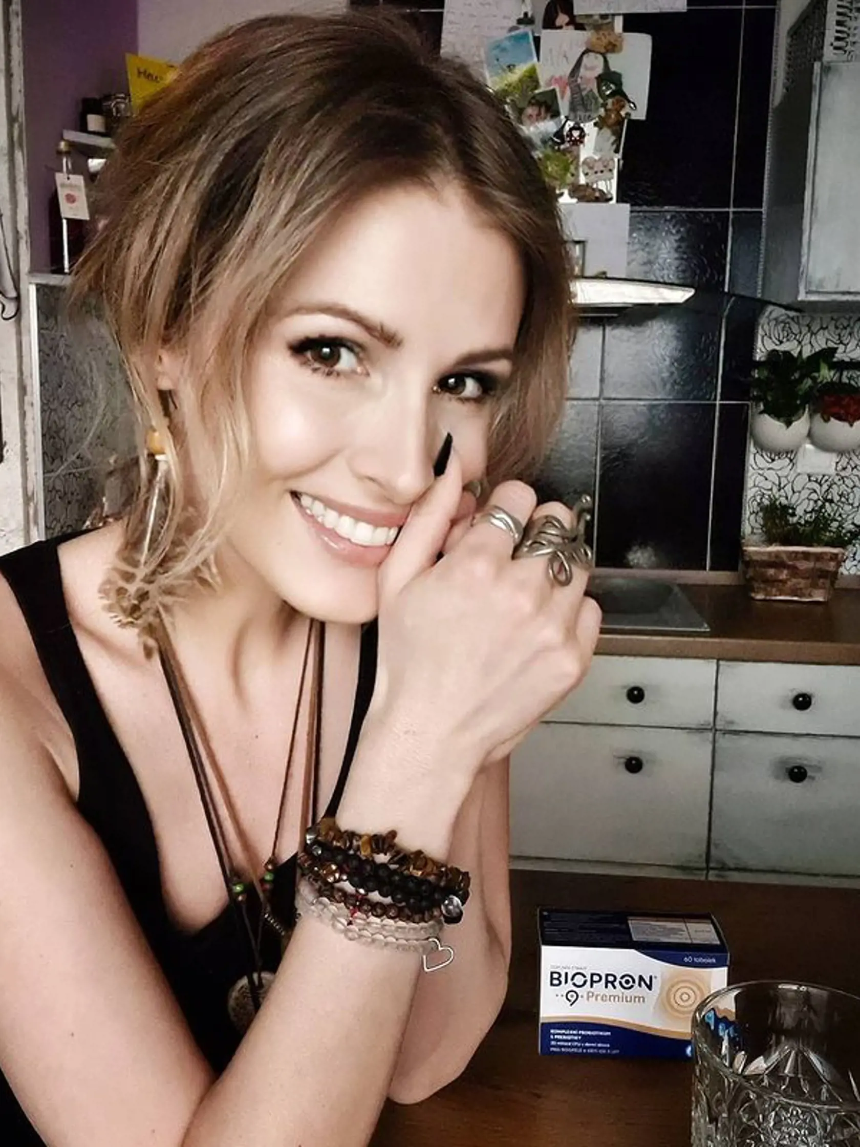 Kuchyňa bola pôvodne čierna, toto je jen novšia verzia. Mirka si prerábala kuchyňu sama...