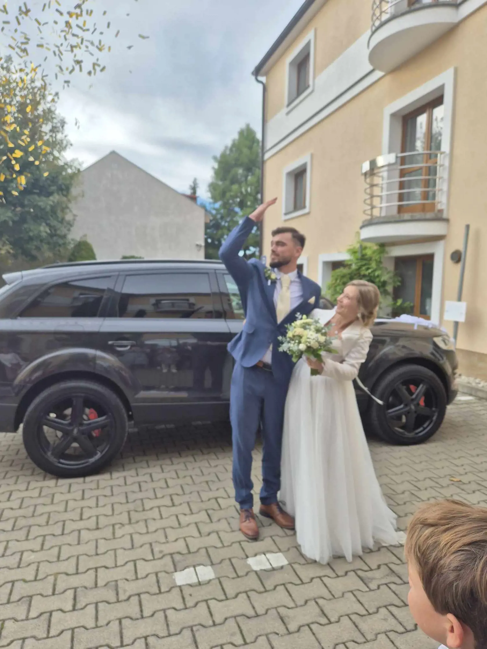 „Zničil našu svadbu a okradol nás nielen o peniaze, ale najhoršie je, že moju ženu o jej veľký deň,” poznamenáva sklamane.