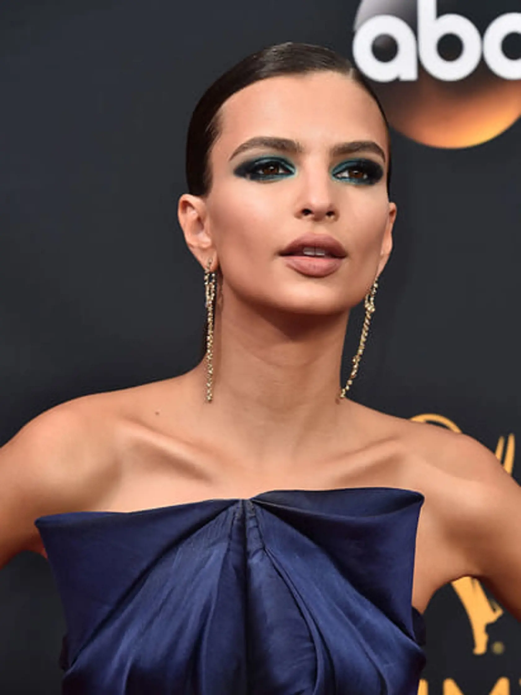Modelka Emily Ratajkowski stavila na výrazné líčenie, ktoré bolo farbe róby od Zaca Posena.