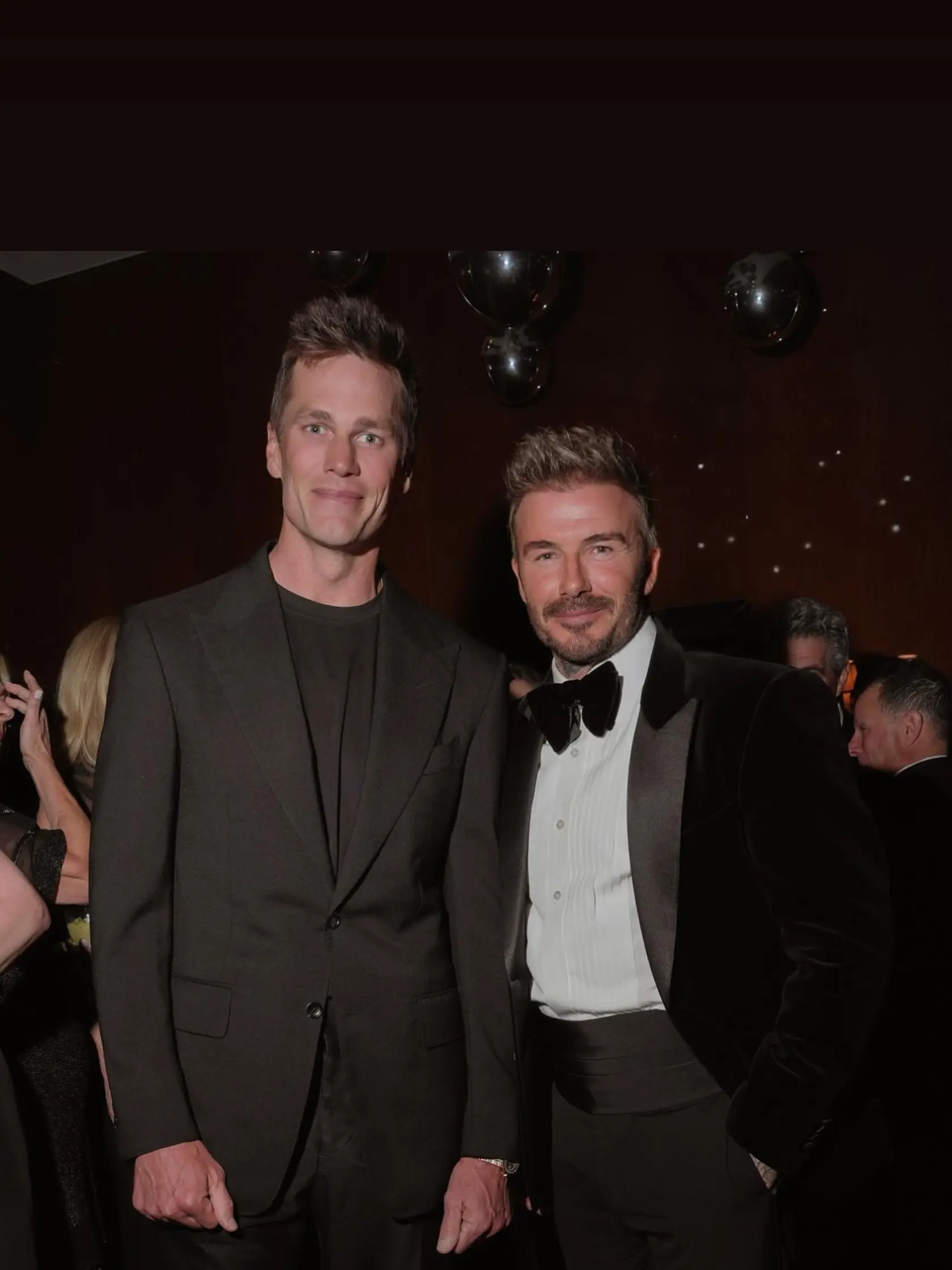 David Beckham a bývalý hráč amerického futbalu Tom Brady.