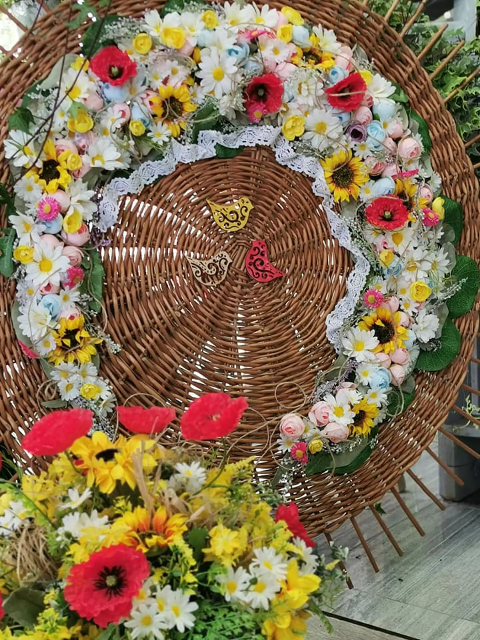 Situácia so zásobovaním s kvetmi sa trošku zlepšila aj ceny sa mierne znížili, ale počet zákazníkov klesol. Ľudia viac rozmýšľajú na čo vynaložia peniaze.