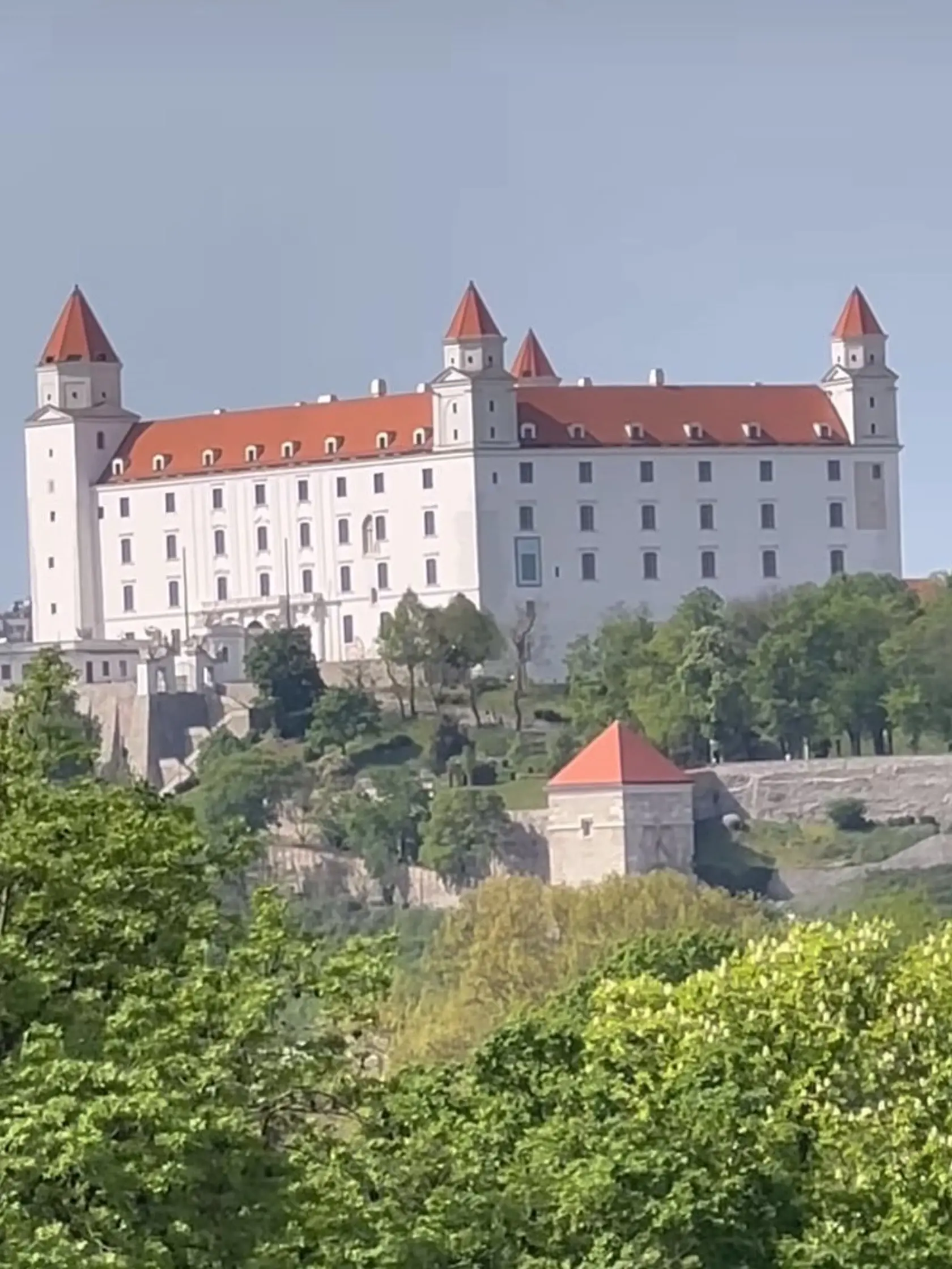 Z balkóna majú dokonalý výhľad na Bratislavský hrad. Takto ho raper na videu aj priblížil.