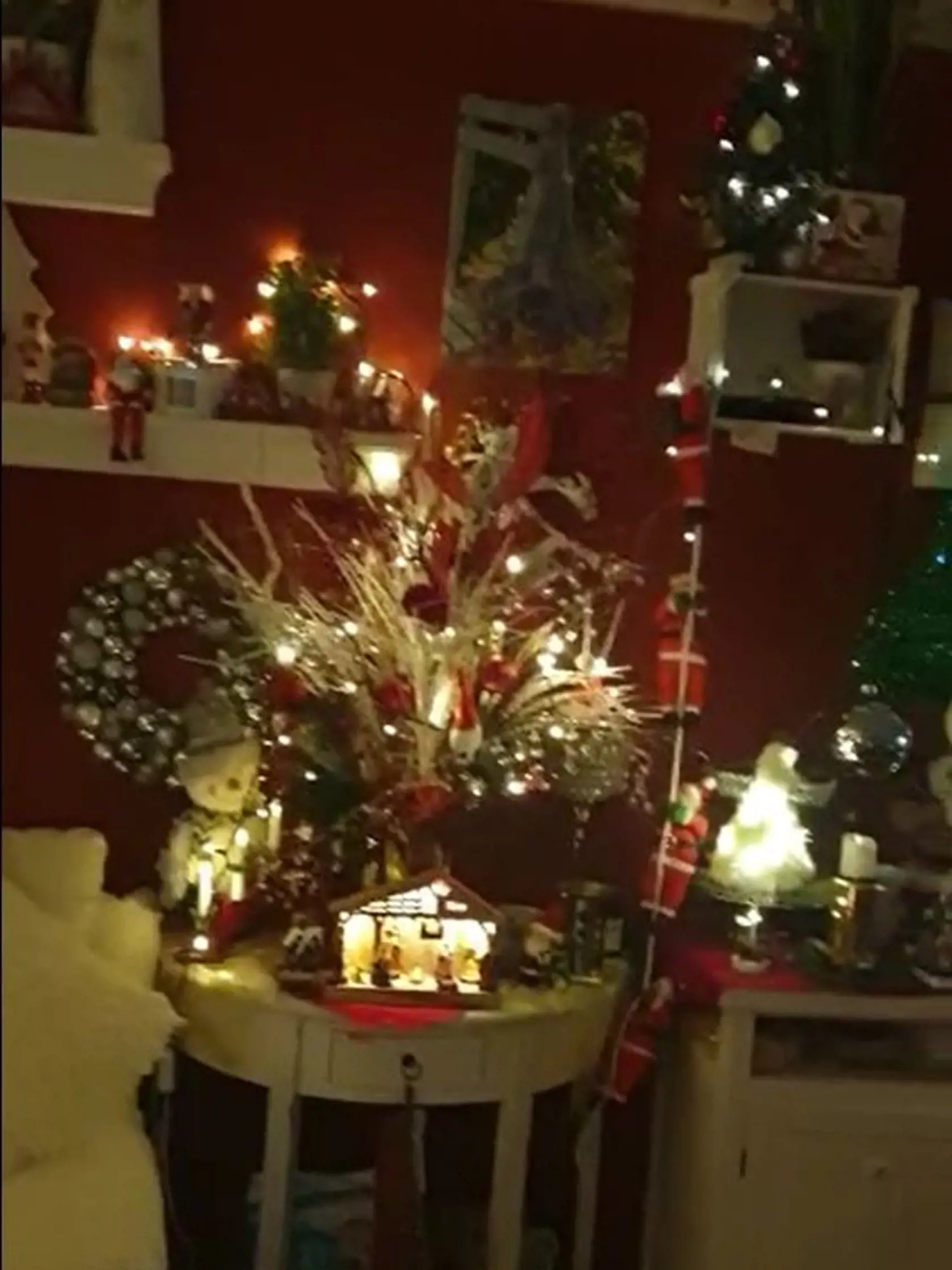 Vianočne vyzdobený dom Hany Gregorovej.