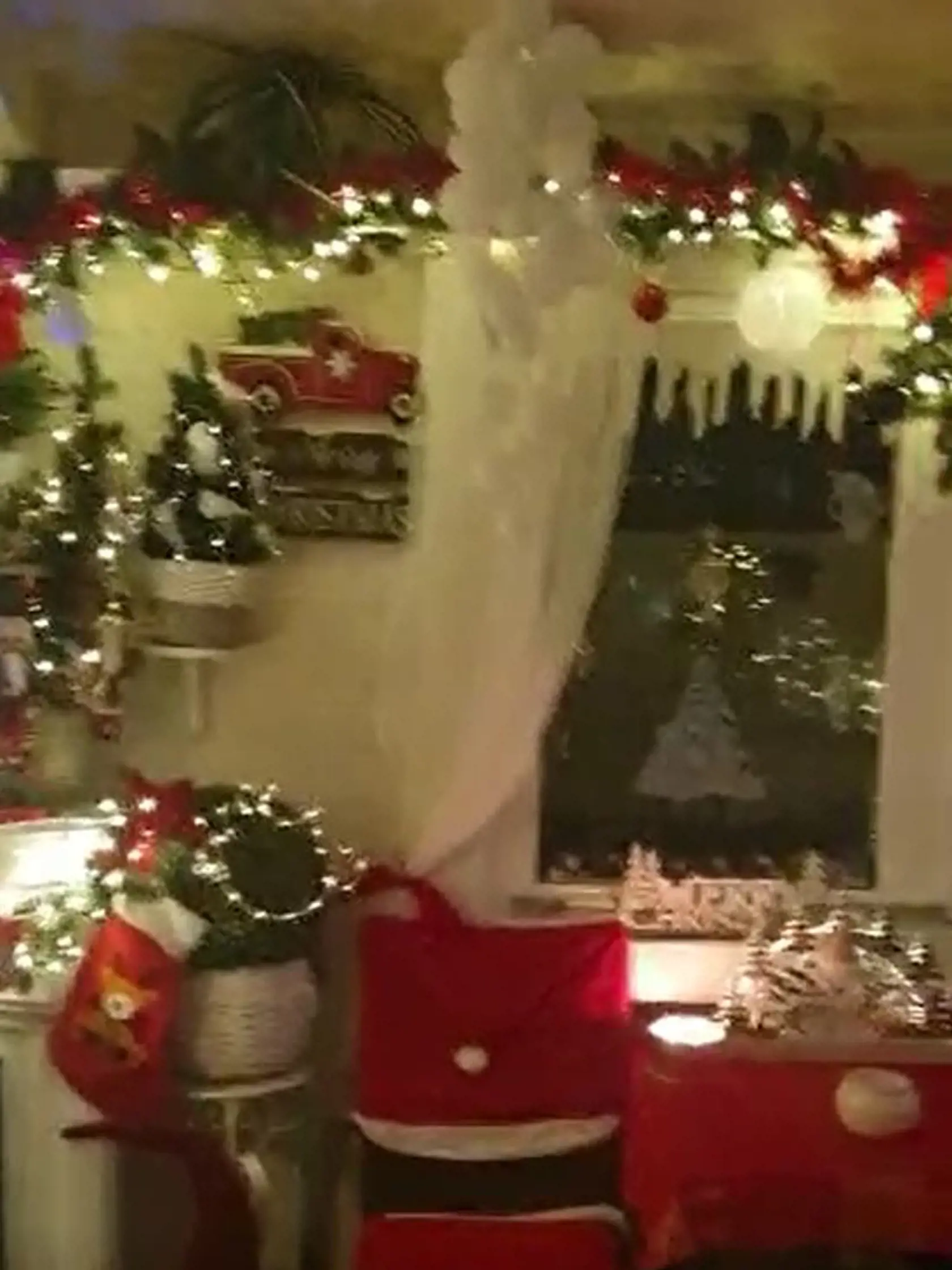 Vianočne vyzdobený dom Hany Gregorovej.
