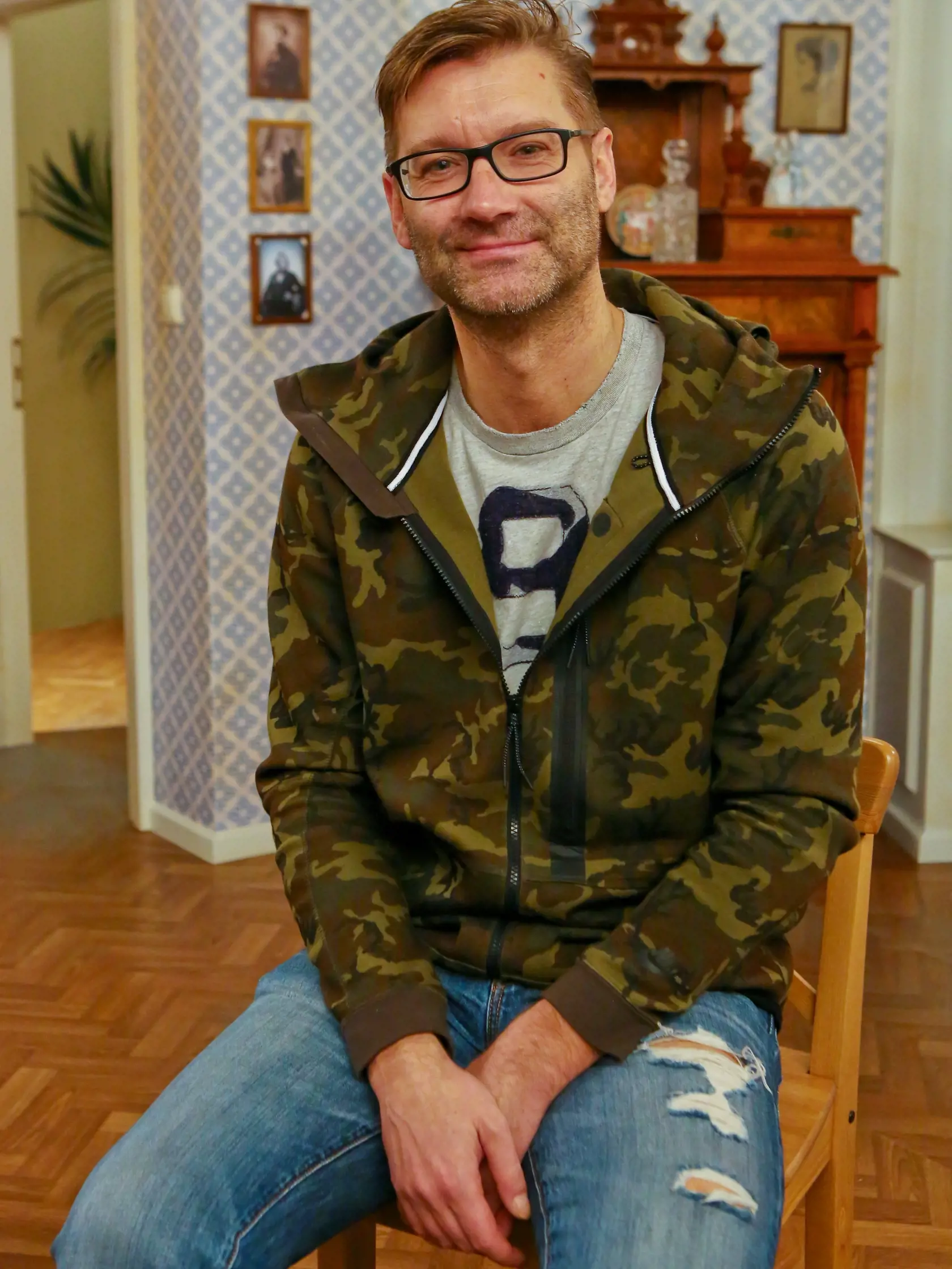 Na snimke autor, reziser a producent noveho serialu TV JOJ s nazvom Dovidenia, stara mama!, Andy Kraus.