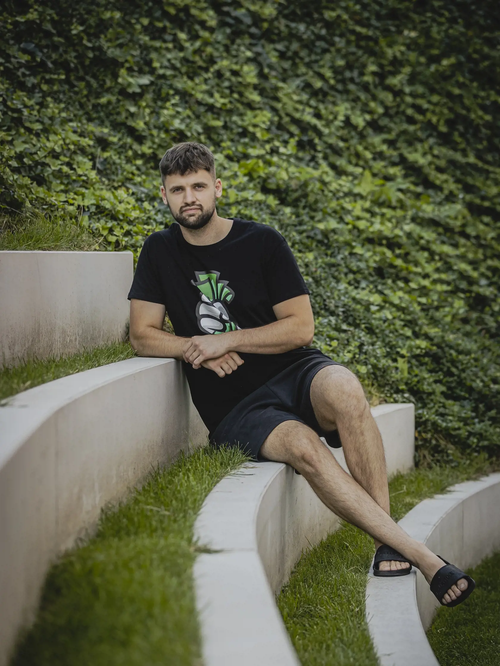Filip Sulík sa do povedomia slovenskej verejnosti dostal najmä po spustení svojho netradičného biznisu, v ktorom vyzýval mladých ľudí na splnenie rôznych, často až nebezpečných výziev.