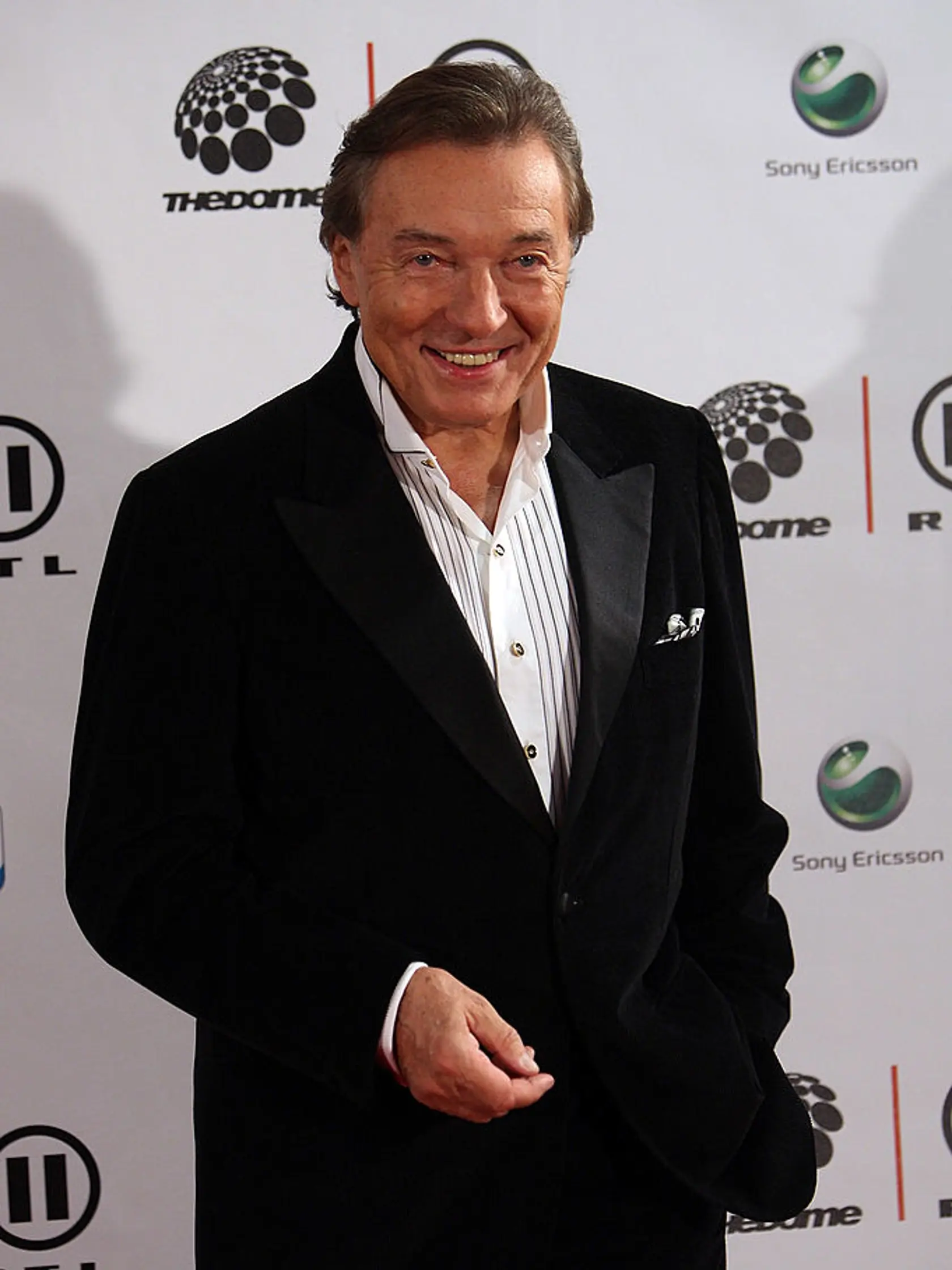 Karel Gott bol legendárny český spevák, známy ako „Zlatý hlas z Prahy,“ ktorý sa preslávil nielen v Československu, ale aj na medzinárodnej hudobnej scéne.