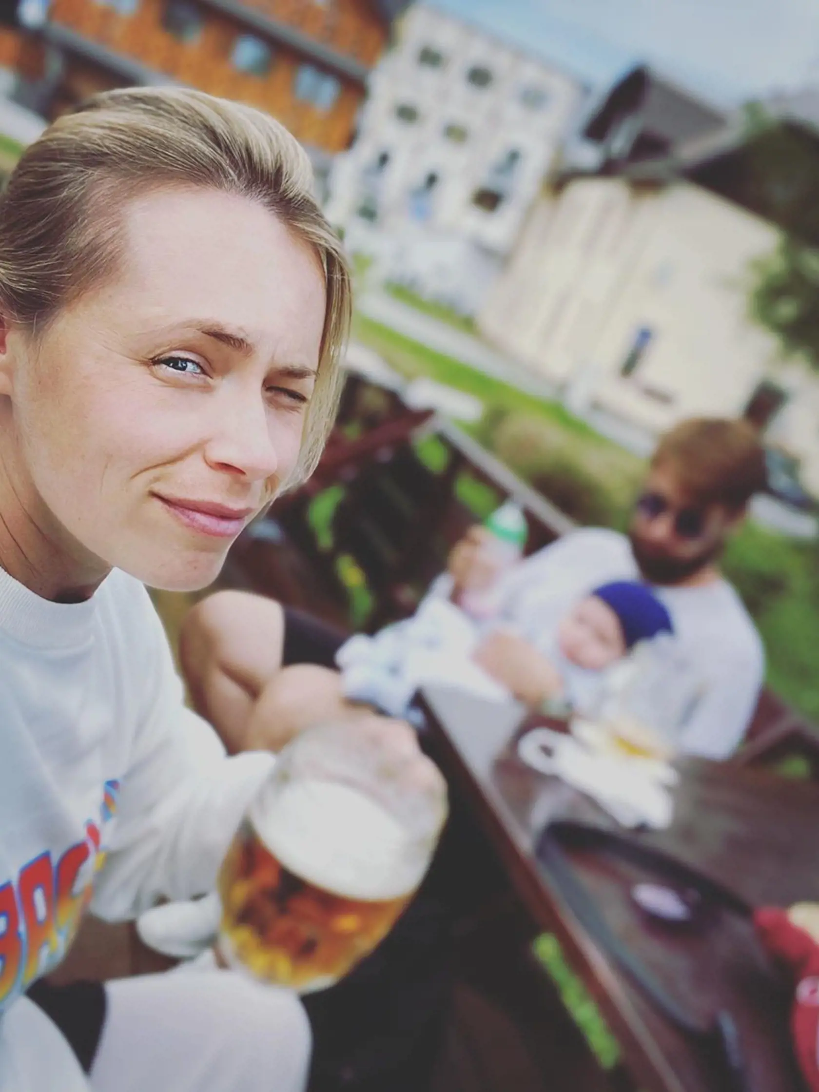 Mirka si s mejkapom ani vlasmi hlavu nelámala. Užíva si pohodičku pri pivku.