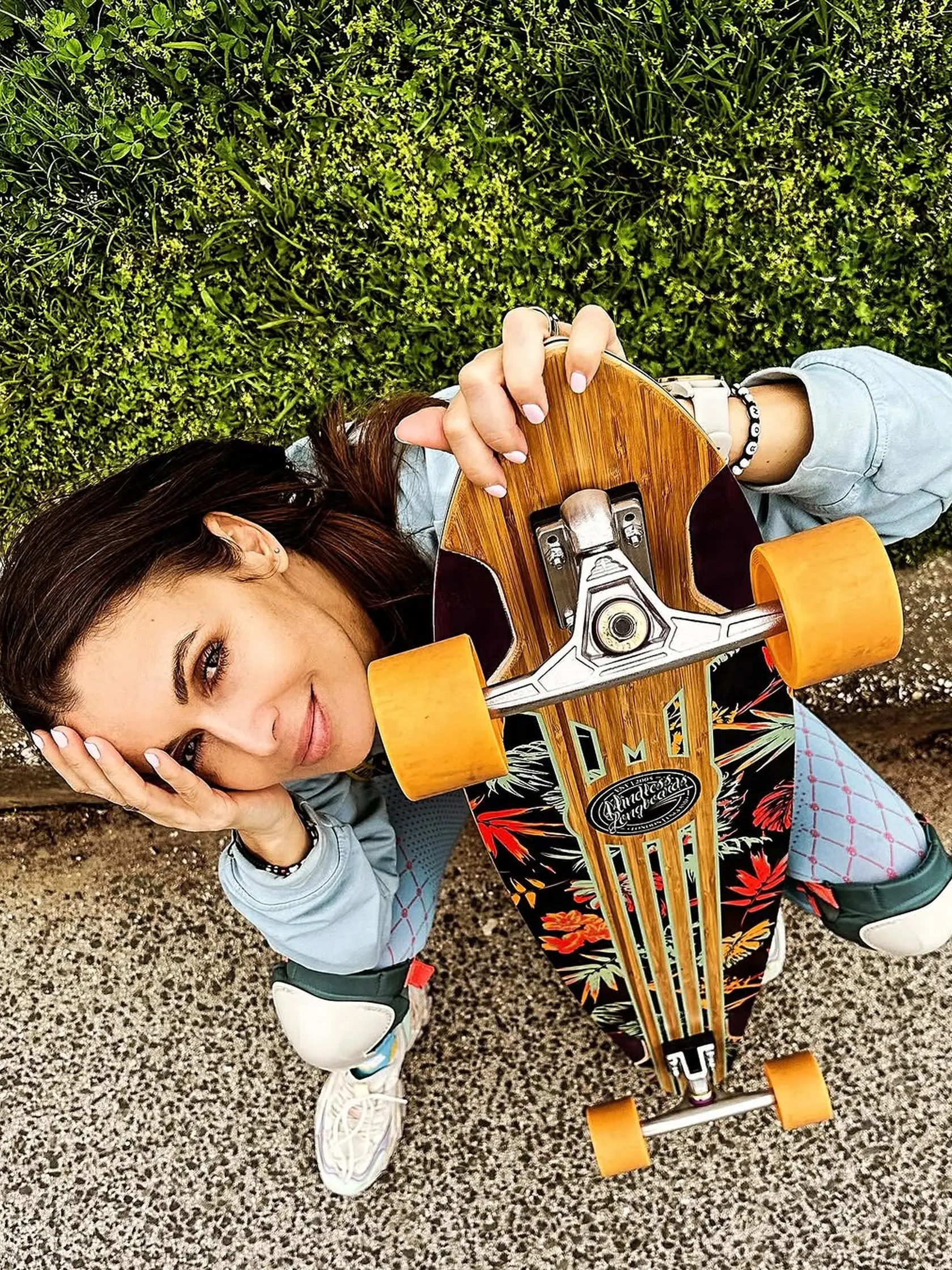Lenka Šóošová so svojím novým longboardom