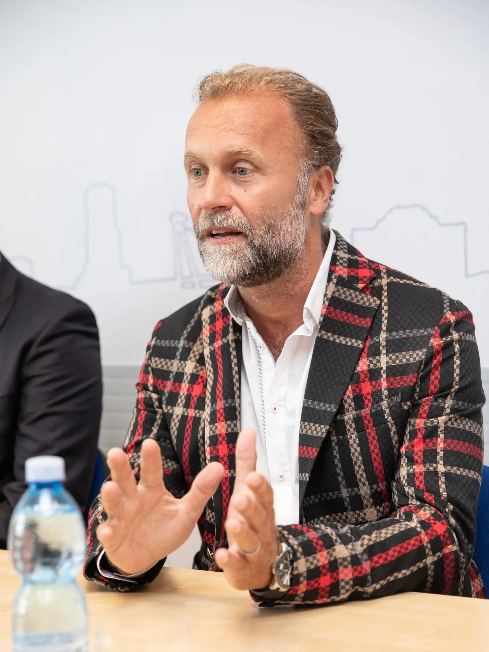 Zábery z Národneho ústavu detských chorôb ktorý využíva nové moderné prístroje na liečbu detských očných ochorení. Na fotke je DOC. MUDr. Ladislav Kužela.