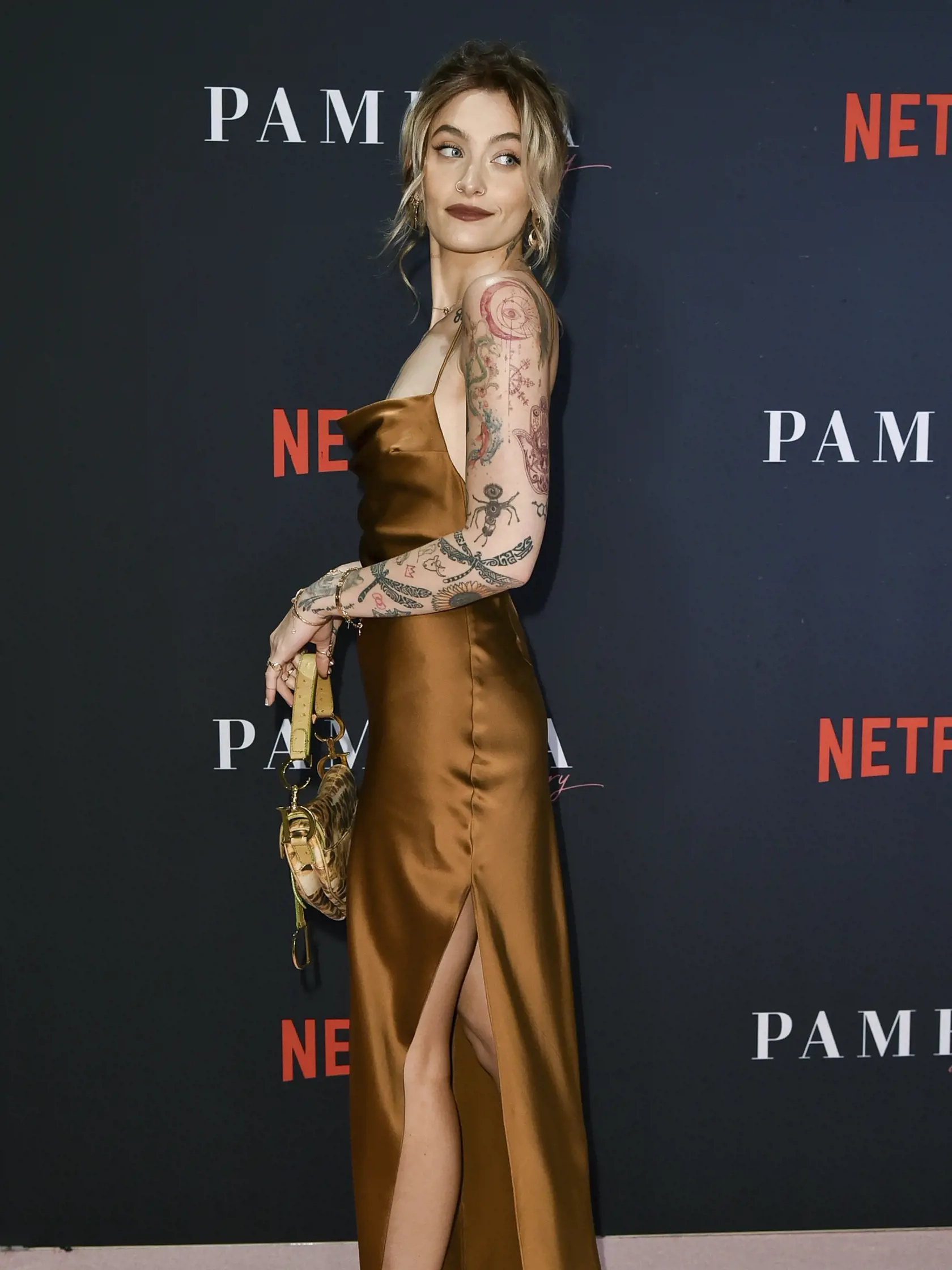 Na snímke Paris Jacksonová, dcéra bývalého kráľa popu Michaela Jacksona, prichádza na svetovú premiéru životopisného filmu Pamela, a love story v divadle Tudum v Los Angeles v noci na 31. januára 2023. FOTO TASR/AP