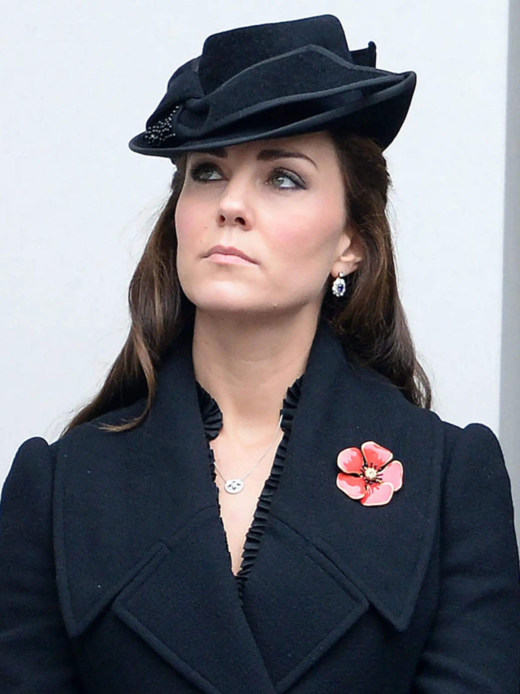 Kate Middleton je v majsterkou v nosení predpísaných klobúkov. 