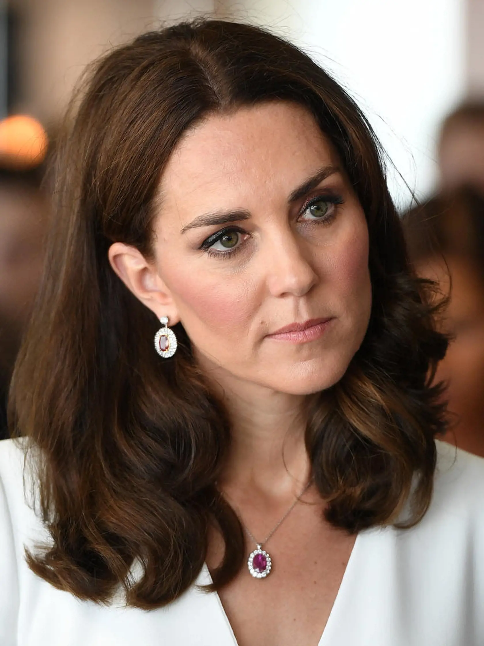 Kate Middleton miluje farebné očká na krku.