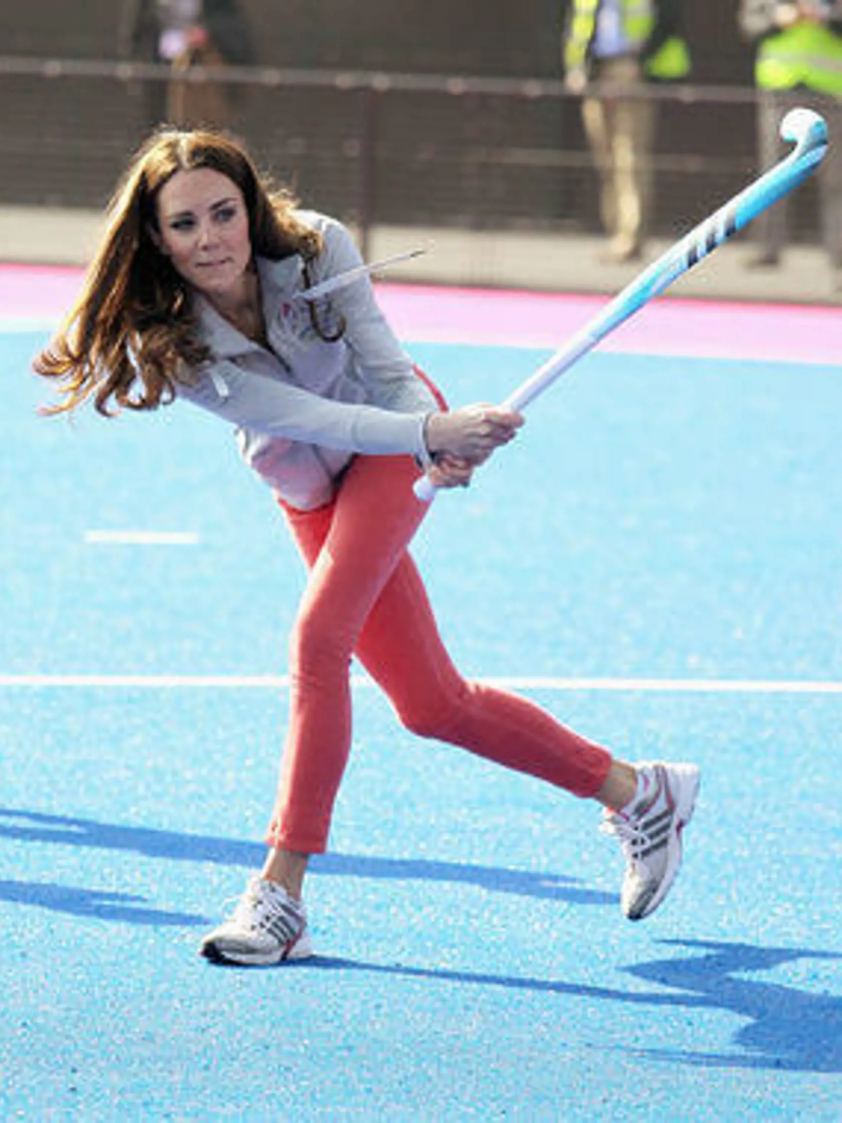 Práve "obyčajnosť" Kate Middleton je verejnosti taká blízka.