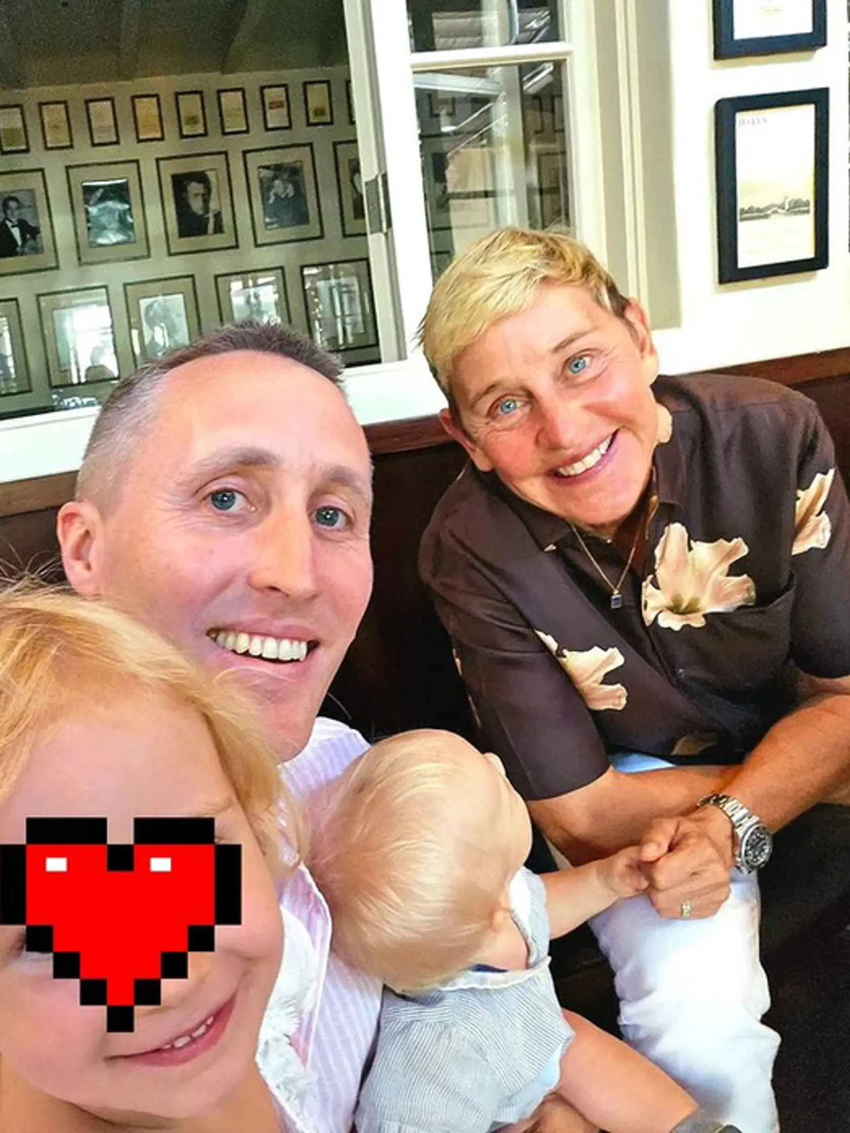 Fotka, ktorá spôsobila ošial na Sajfovom instagrame. Pozrite, ako láskyplne Ellen drží Šimonka za rúčku.