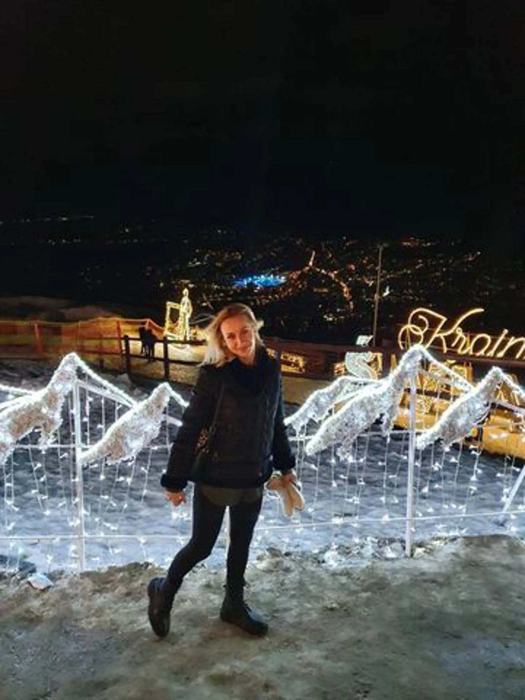 „V Zakopanom sme sa ocitli spontánne. Nemali sme žiaden program na Silvestra. Tak sme sa rozhodli večer, že ideme do Poľska, veď tam je všetko otvorené a určite bude aj nejaký program a oslavy. S manželom sme obaja očkovaní a pravidelne testovaní pre zamestnanie, tak sme nemali čo stratiť," uviedla pre náš denník sympatická blondínka, ktorá svoje rozhodnutie neľutuje.