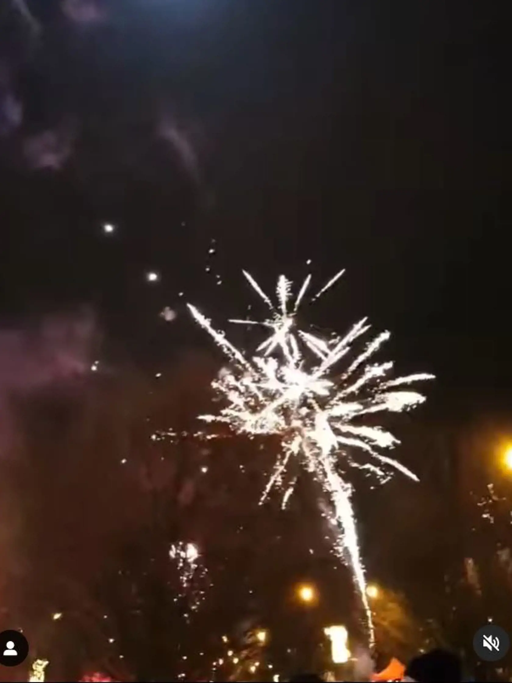 „Bolo to najlepšie rozhodnutie a jeden z najkrajších Silvestrov, aký som zažila. Opatrenia tam neboli skoro žiadne, keď nerátam, že do lanovky sme si museli dať rúška. V reštauráciách a vonku na ulici to vyzeralo, ako keby žiadna korona nebola. Jedine na najväčšej silvestrovskej diskotéke, ktorá sa tam konala, sa bolo potrebné zaregistrovať covid pasom, aby sme sa tam dostali. Takže my očkovaní ľudia sme mohli byť rovno pod pódiom a baviť sa," dodala na margo protipandemických opatrení.