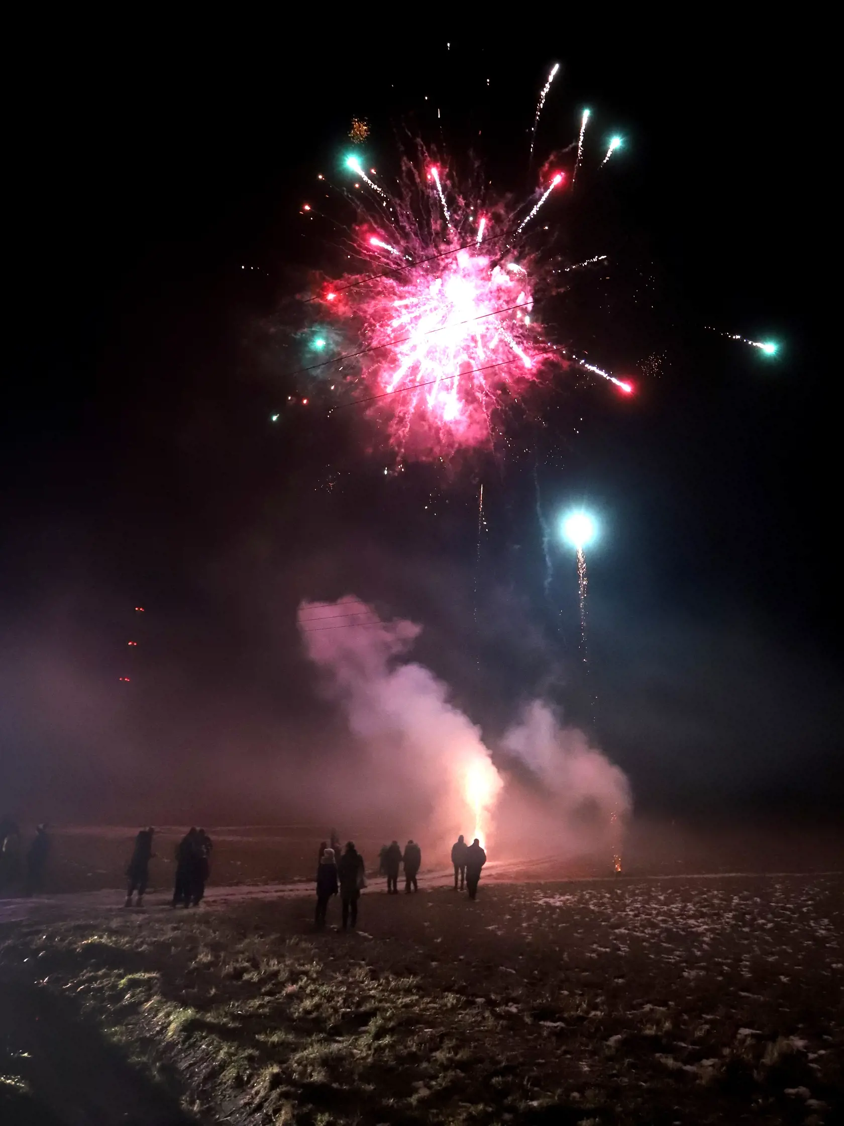 Na snímke detský ohňostroj na zvolenskom sídlisku Sekier, ktorým sa rozlúčili so starým rokom 2021. Na Sekieri v prímestskej časti Zvolena 31. decembra 2021. FOTO TASR - Ján Krošlák

