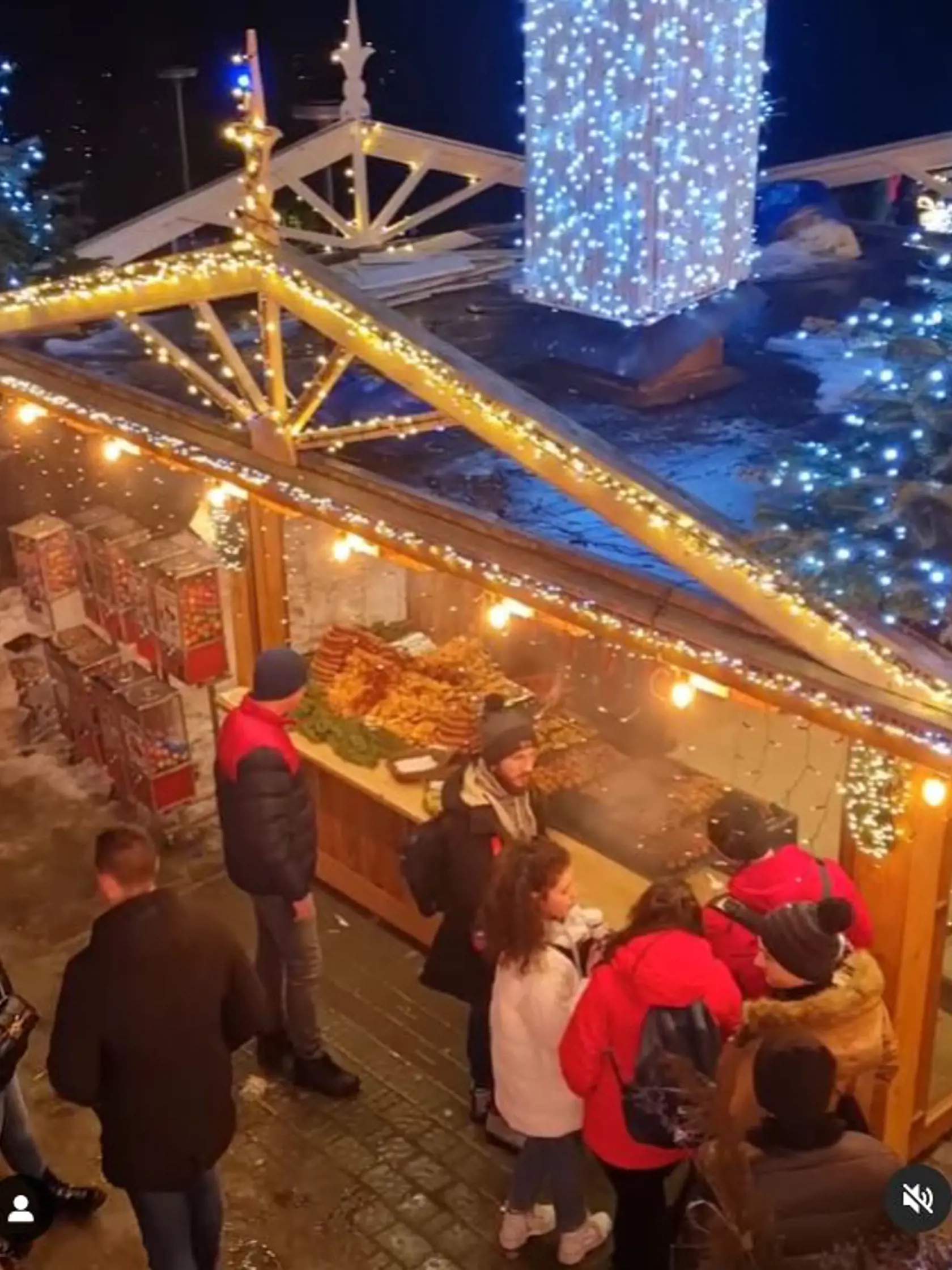 „V Zakopanom sme sa ocitli spontánne. Nemali sme žiaden program na Silvestra. Tak sme sa rozhodli večer, že ideme do Poľska, veď tam je všetko otvorené a určite bude aj nejaký program a oslavy. S manželom sme obaja očkovaní a pravidelne testovaní pre zamestnanie, tak sme nemali čo stratiť," uviedla pre náš denník sympatická blondínka, ktorá svoje rozhodnutie neľutuje.