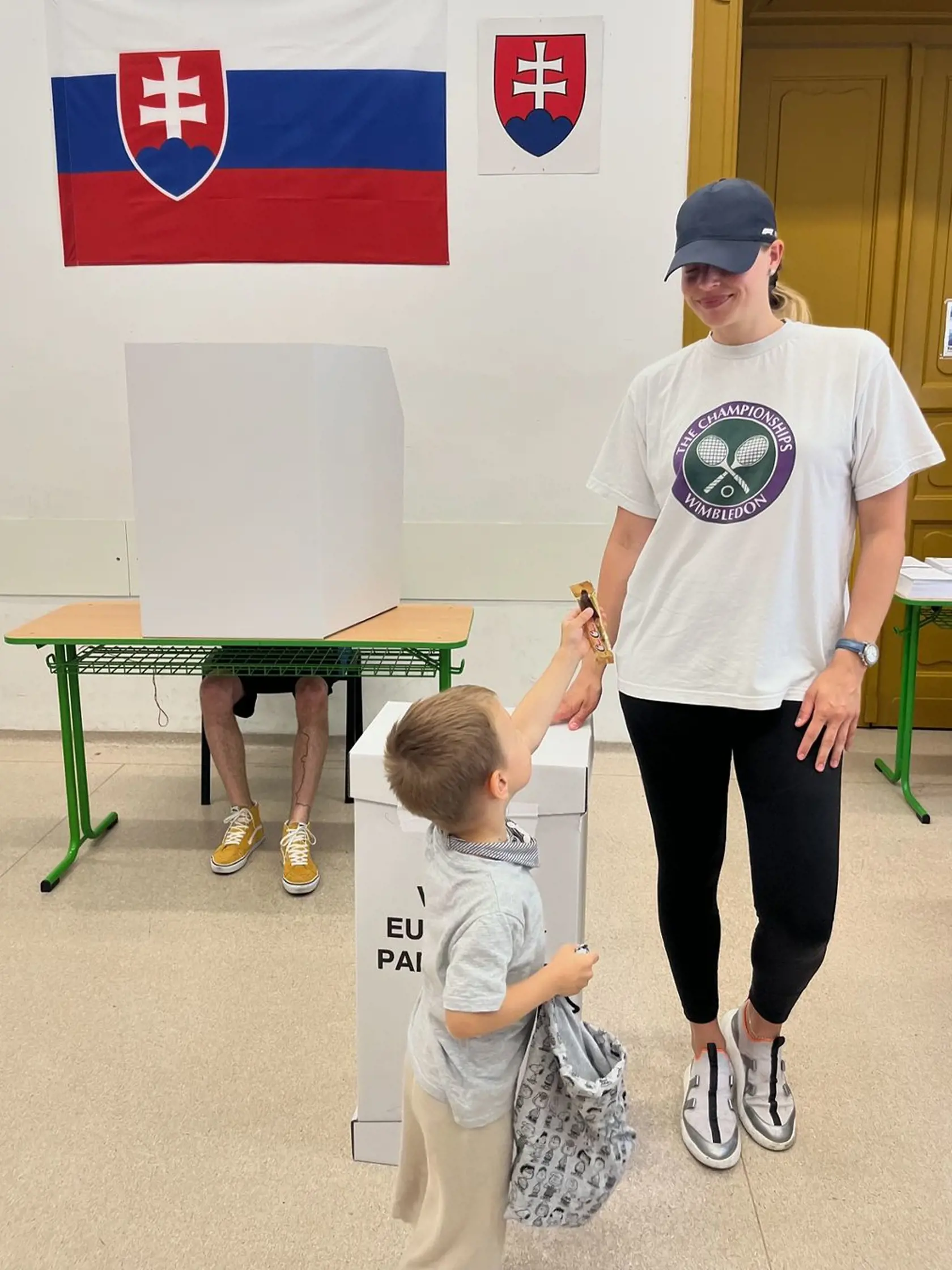 "Dnes som bola prvýkrát voliť v eurovoľbách a viem, že bude najvyššia účasť," napísala Romana Tabák a nečakané sa priznala k ďalšej veci: "Prepáčte, že nemám krásne šaty & makeup, ale mám “svoje” ženské dni a necítim sa najlepšie".