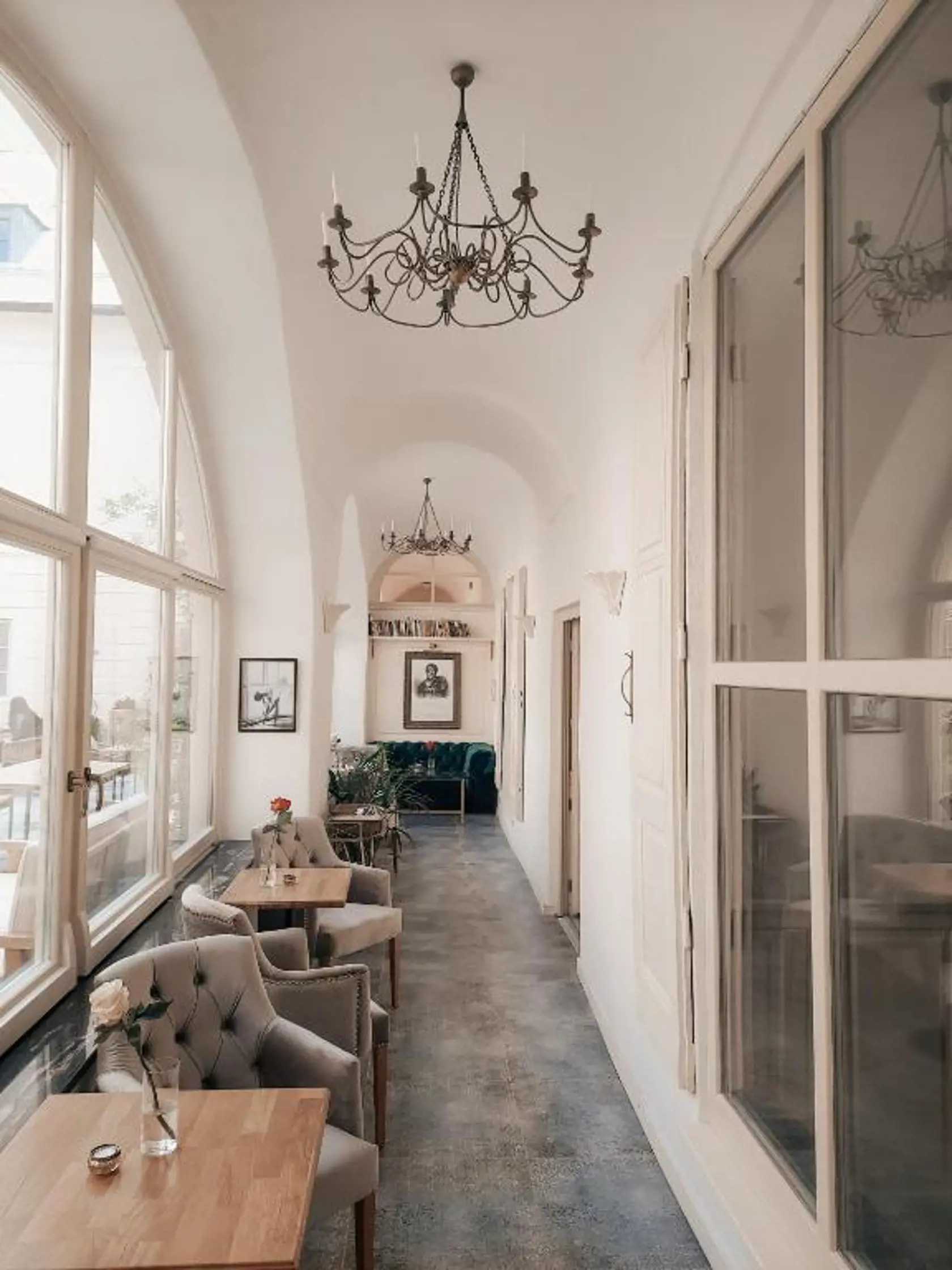Na nádvorí vo vnútrobloku barokového paláca v Banskej Štiavnici v ktorom má apartmán bývalý  minister obrany Jaroslav Naď sa nachádza bar.