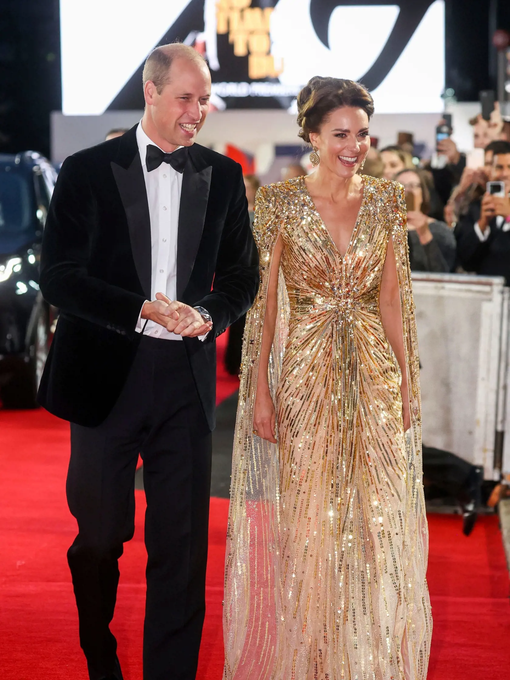 Na premiére najnovšej bondovky žiarila vojvodkyňa Kate v zlatých šatách, zatienila všetky ostatné ženy.