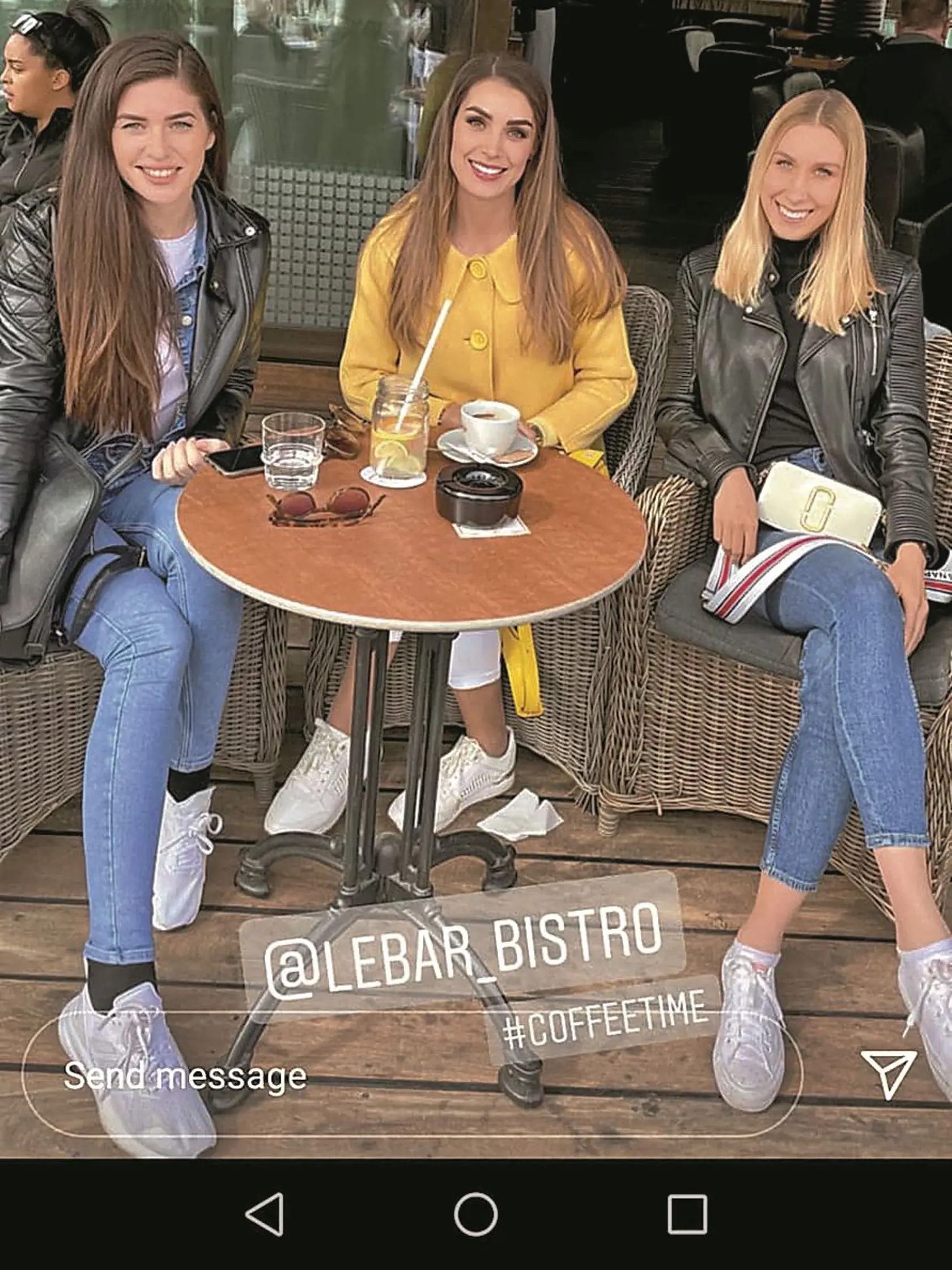 NA DÁMSKEJ JAZDE Simona Frantová, vľavo, nechala
svojho priateľa Andreja Danka doma.