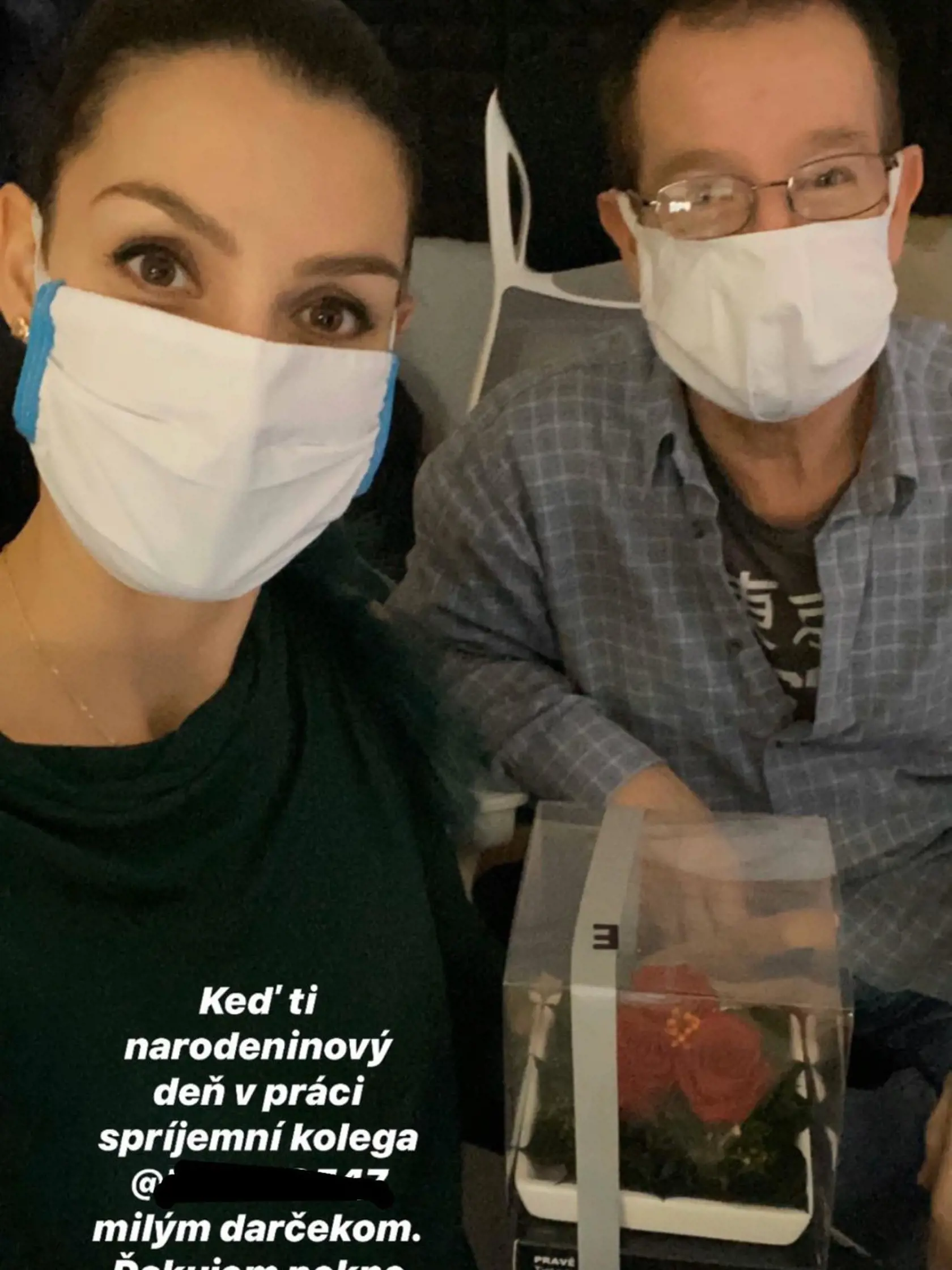Simona dostala od kolegu milý darček.