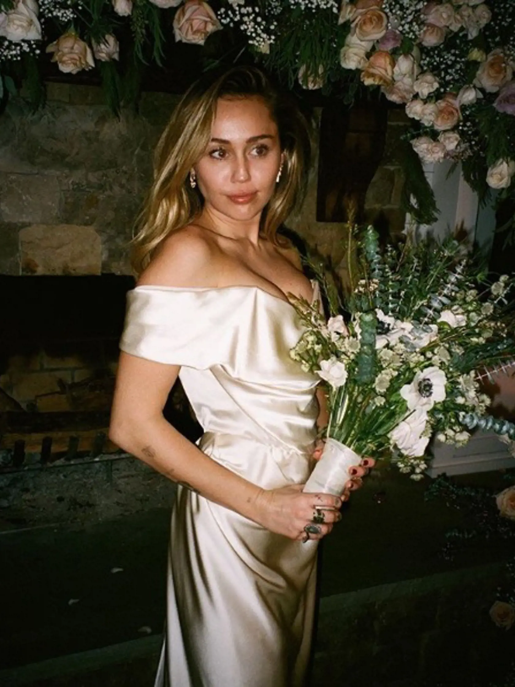 Miley Cyrus v svadobných šatách od Vivienne Westwood. Pristalo jej to.