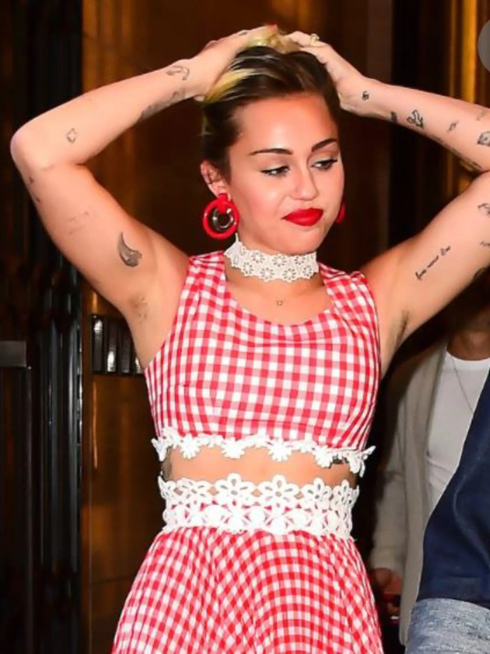 Miley Cyrus si podpazušie taktiež neholí.